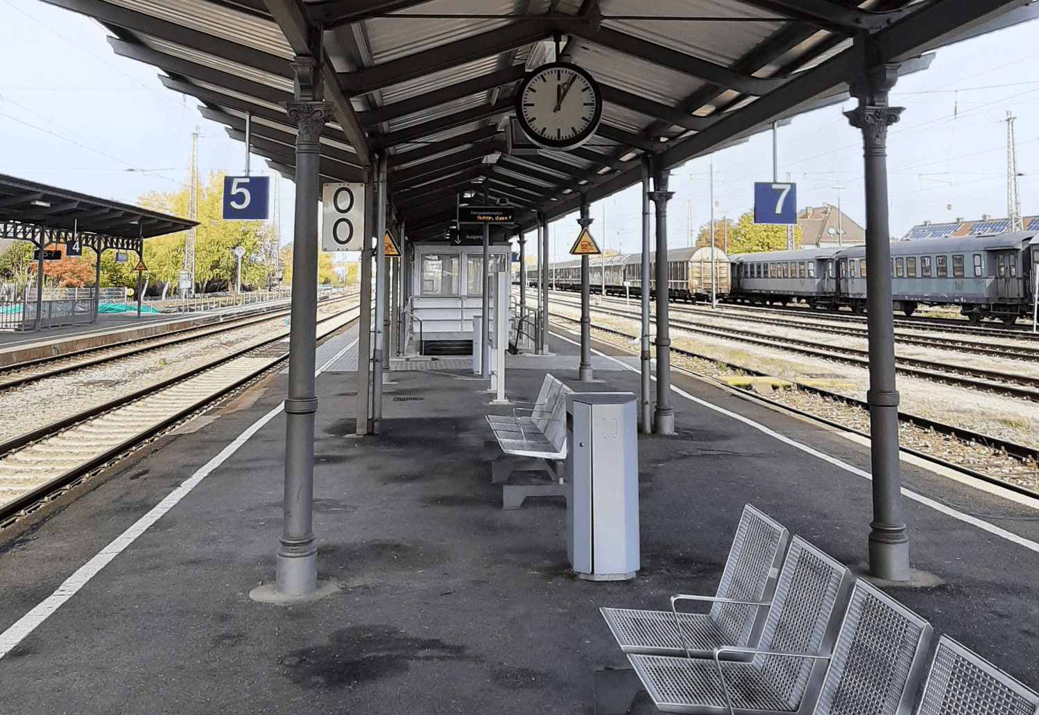 Veraltete Bahnsteigdächer und Sitzgelegenheiten mit Patina am Mittelbahnsteig.