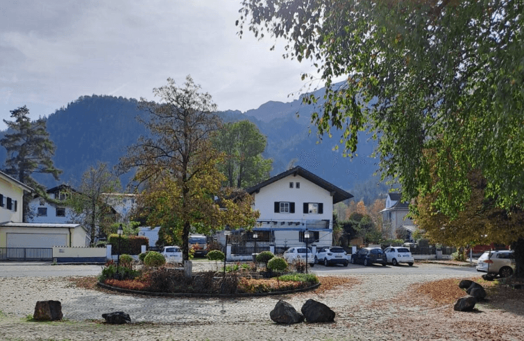 Der neu gestaltete Bahnhofsvorplatz am Bahnhof Bayerisch Gmain.