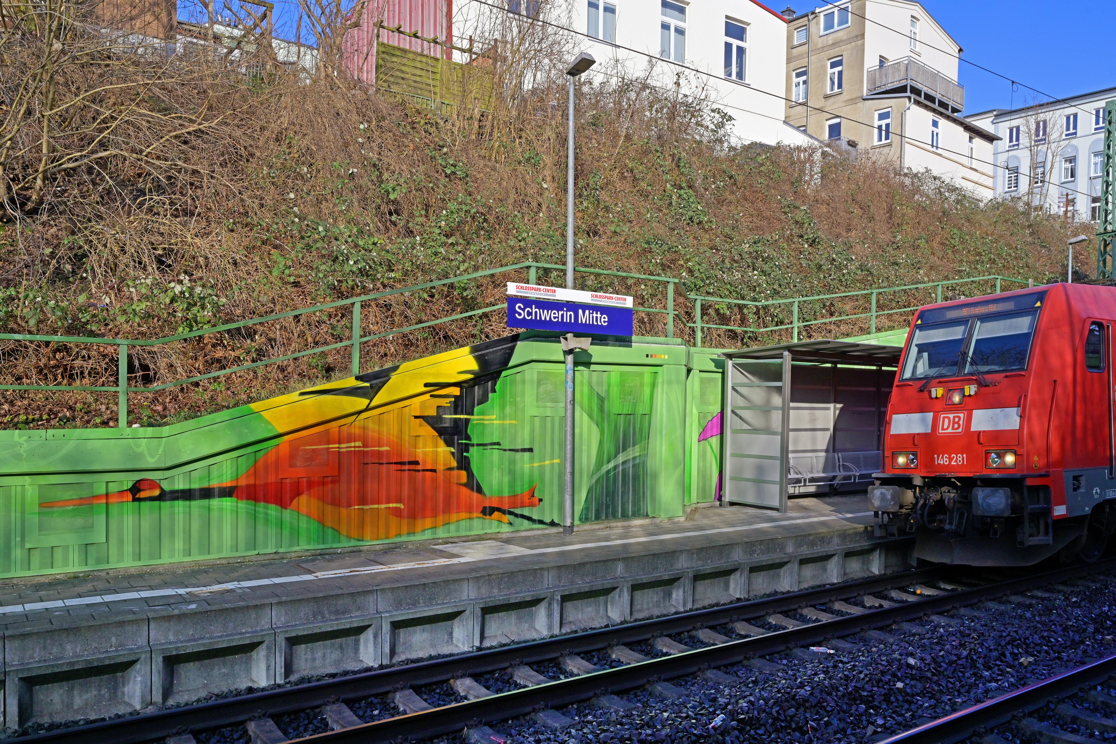 Die Schallschutzwand wurde mit Vogelmotiven am Bahnhof Schwerin Mitte aufgewertet.