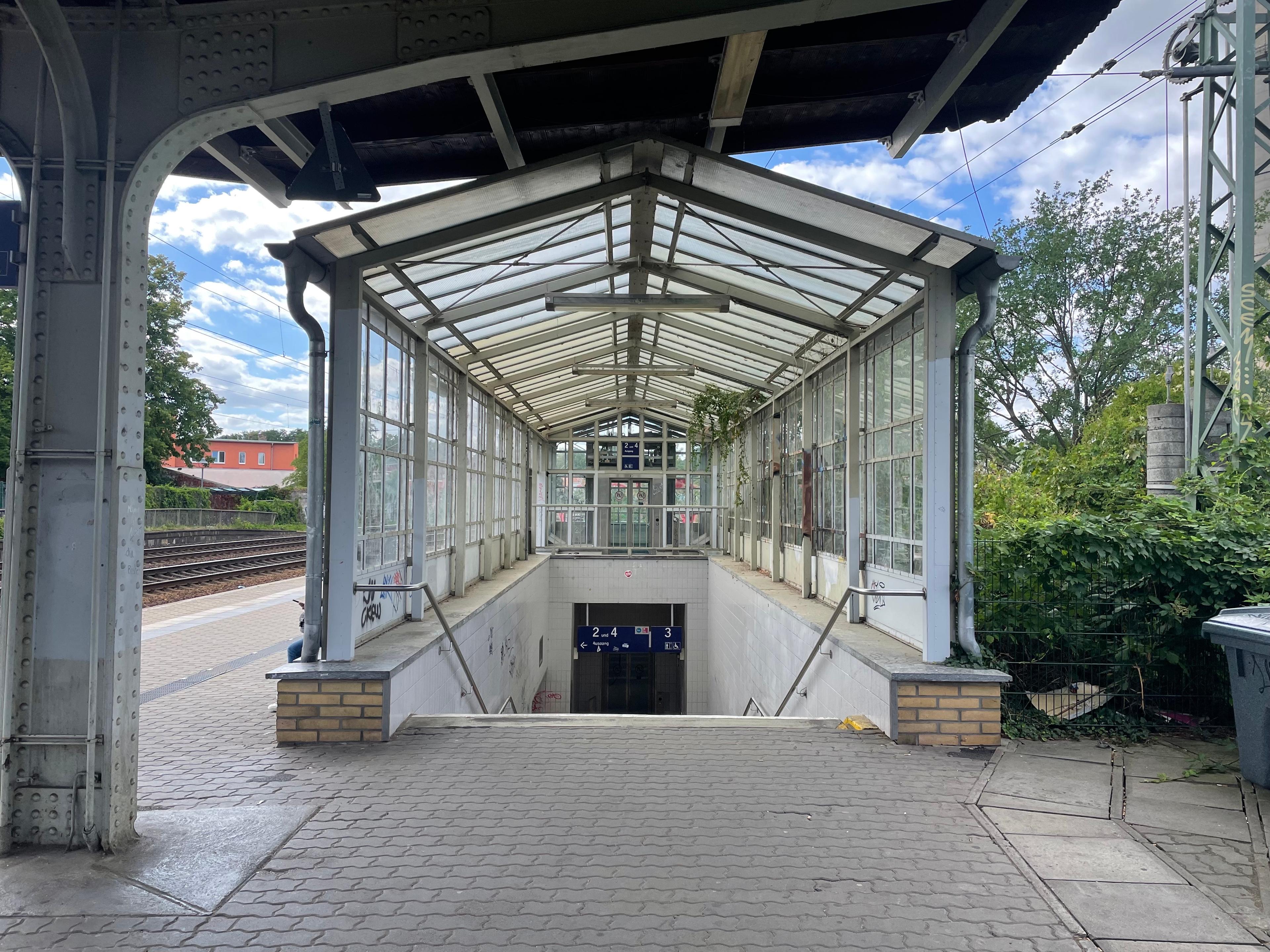 Der Zugang zur Personenunterführung am Bahnsteig in Werder (Havel) vor der Renovierung.