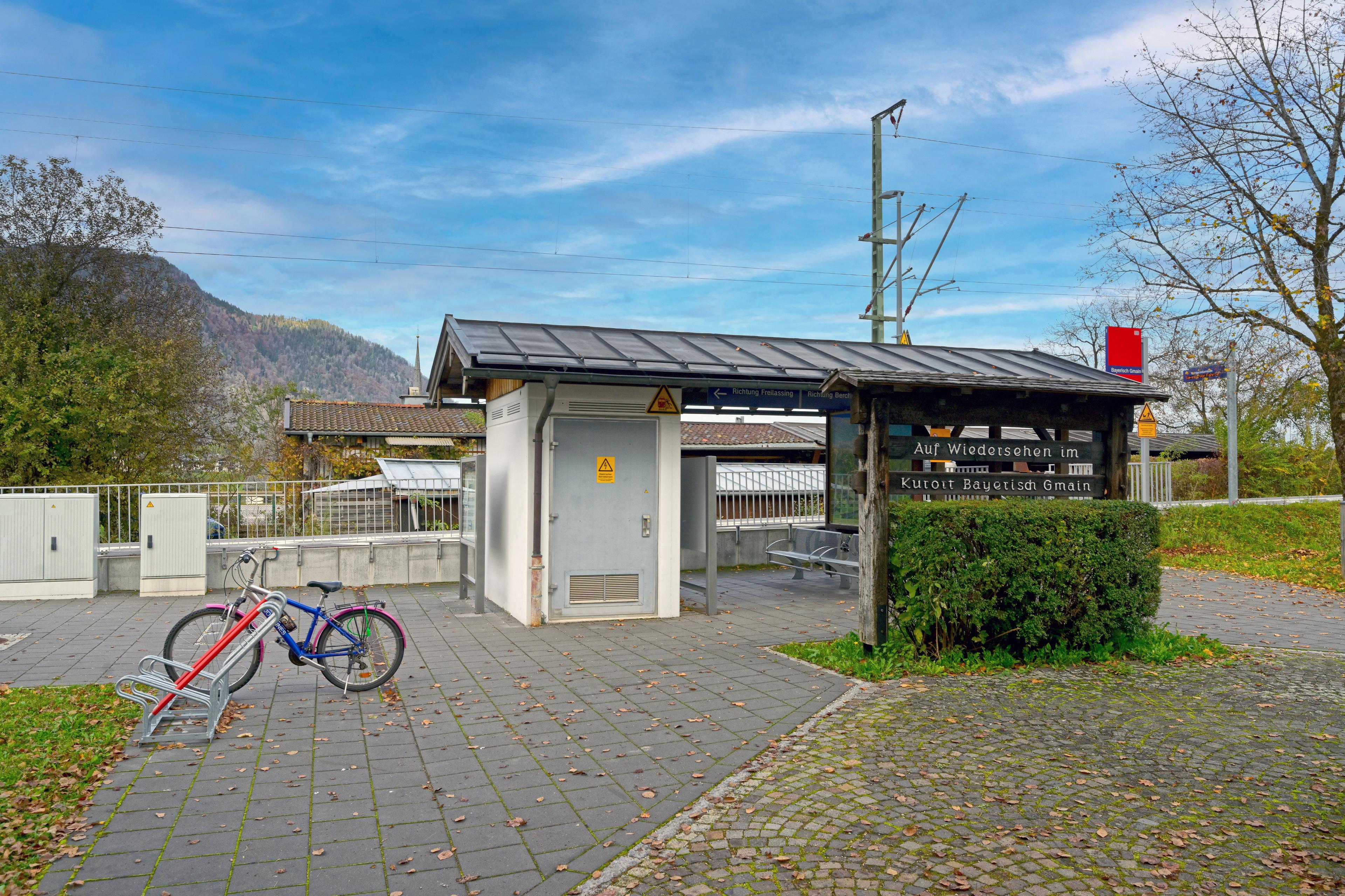 Der Blick auf die Fahrradstellplätze am Bahnhof Bayerisch Gmain nach der Neugestaltung 