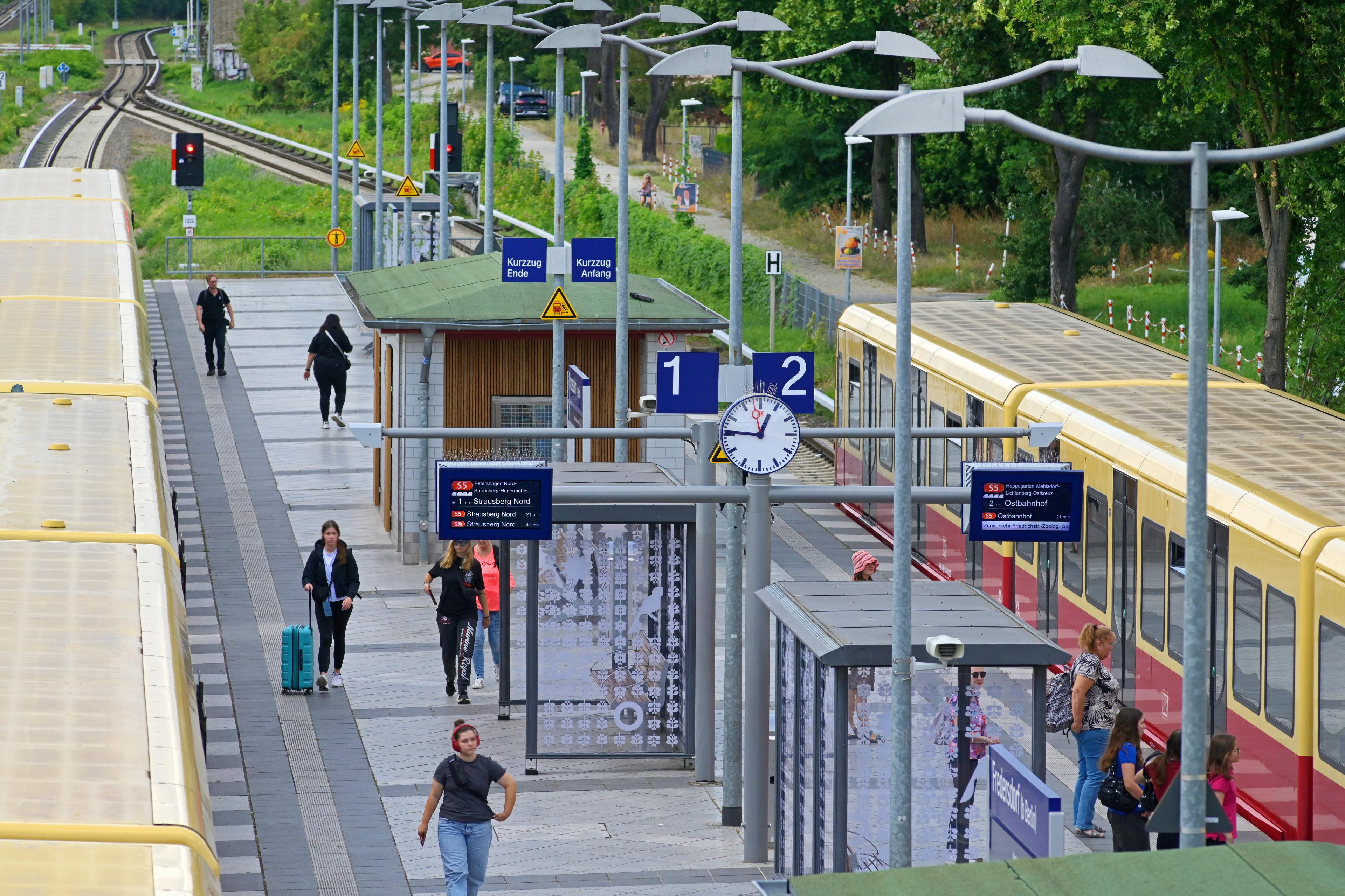   Der Blick auf den S-Bahnhof Fredersdorf (b Berlin) nach der Neugestaltung im Konzept Zukunftsbahnhof mit neuem Wetterschutzhäuschen am Bahnsteig.  