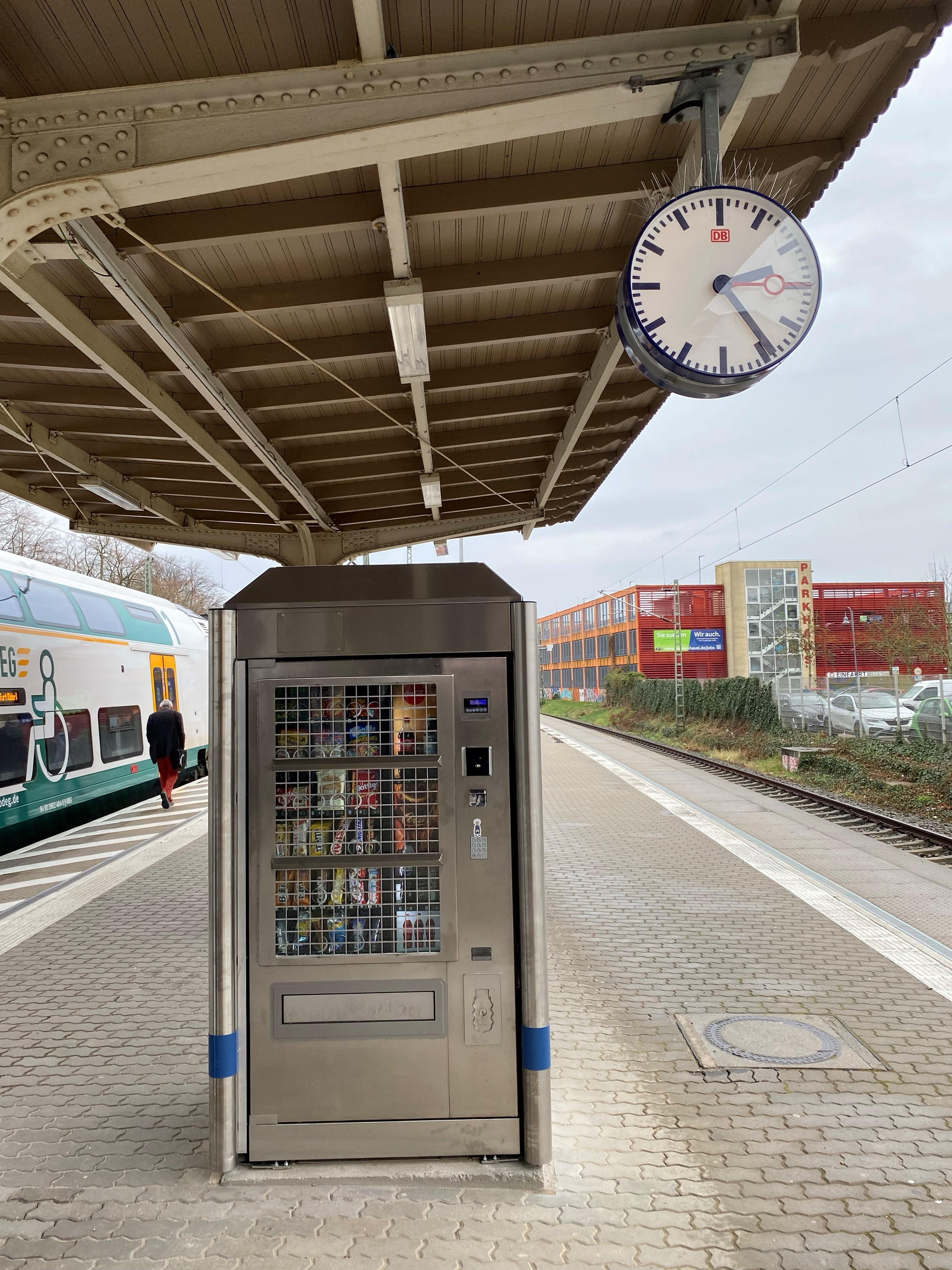 Snackautomat am Bahnsteig. 