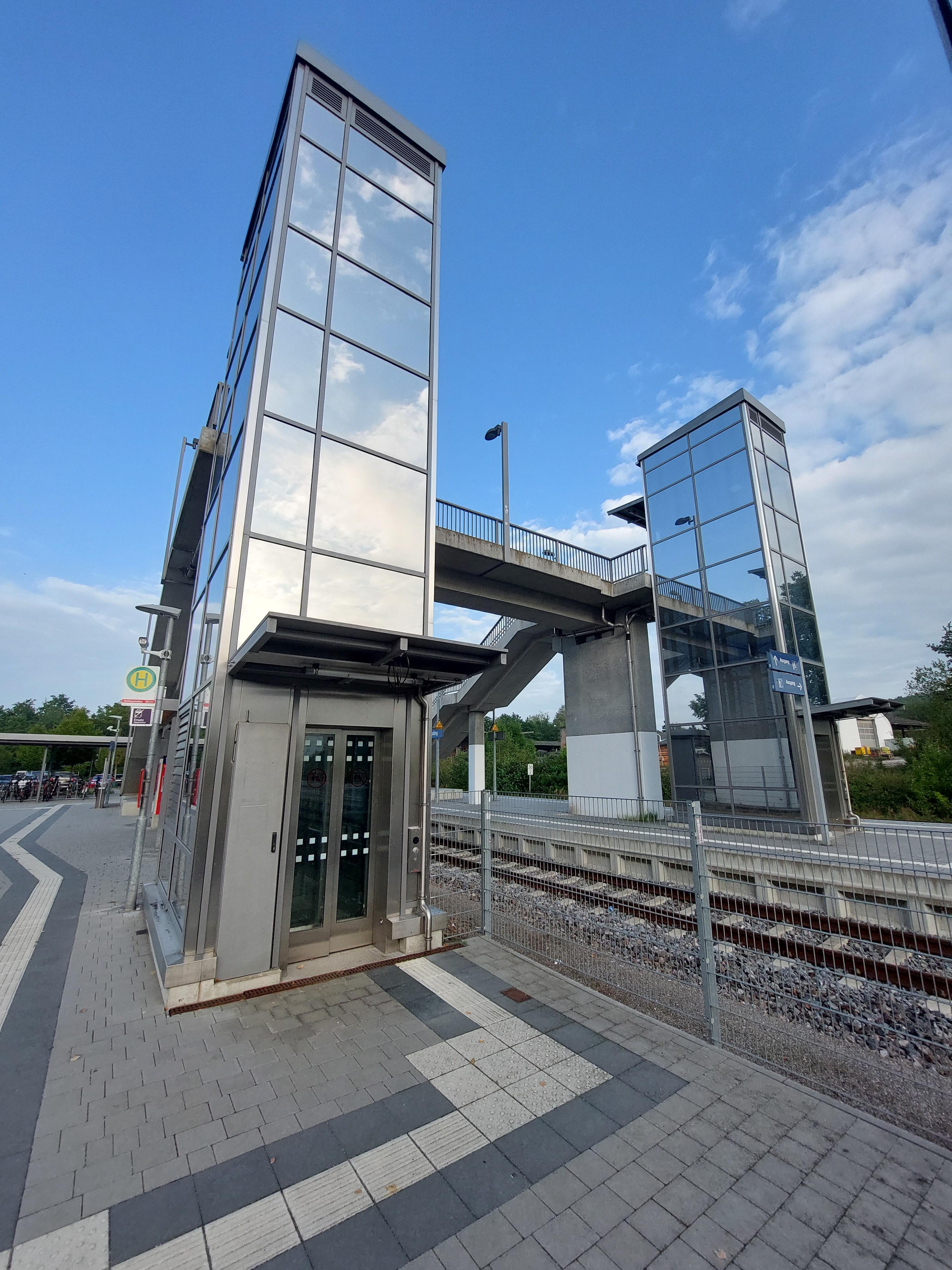 Aufzugsanlagen mit angeschlossenem taktilem Leitstreifen.