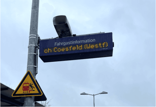 Der alte Zugzielanzeiger am ländlichen Zubringerbahnhof Coesfeld Schulzentrum. 