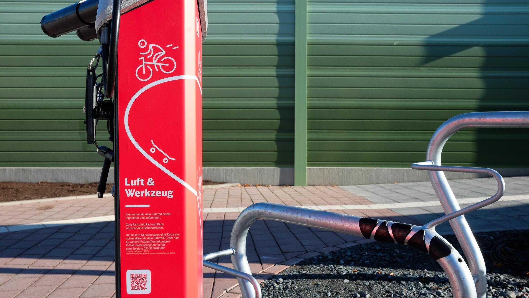 Blick auf eine Fahrradservicestation am Bahnhof Gernsheim.