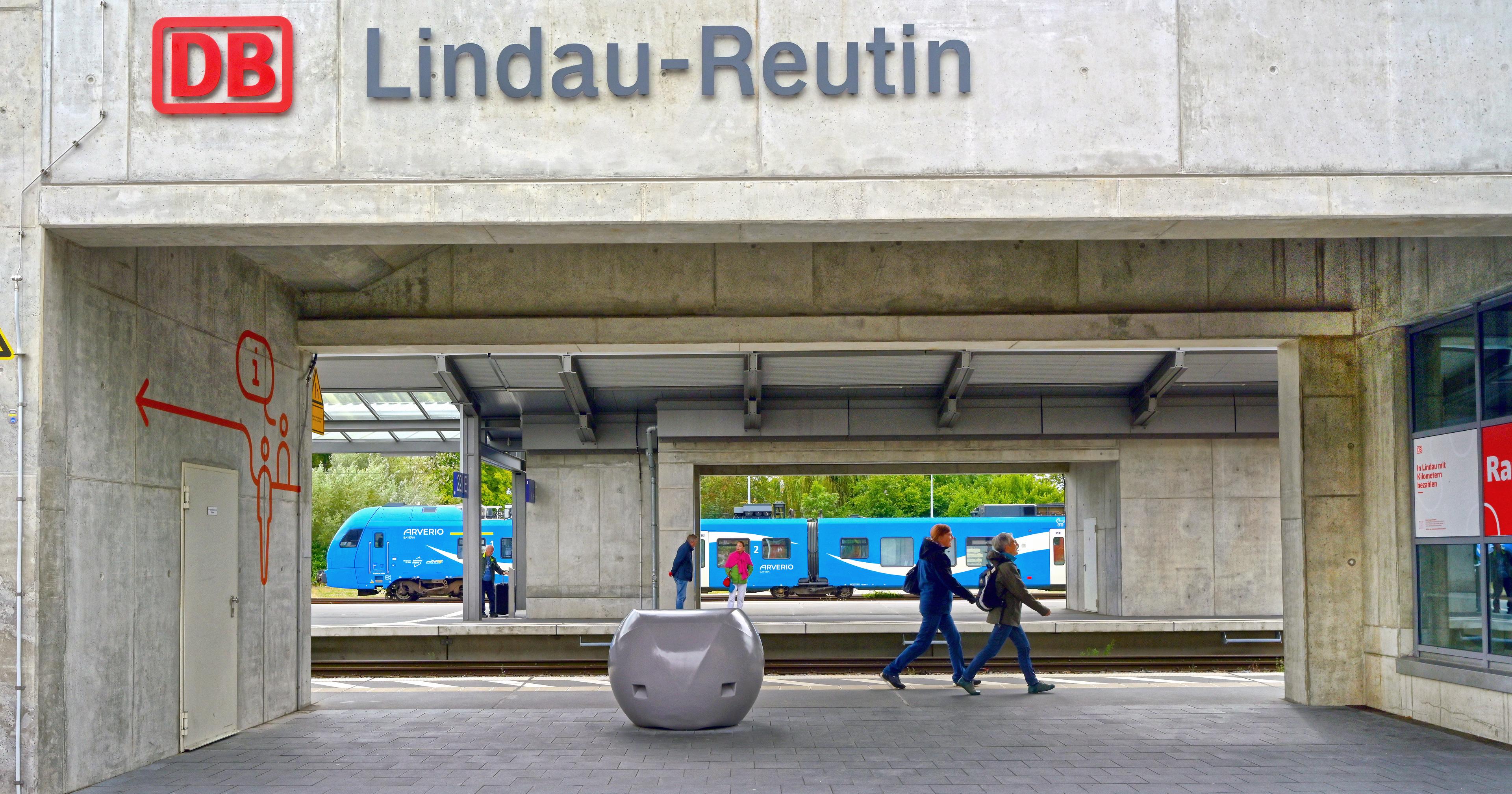 Blick auf die Außenfassade des Bahnhofs mit Bahnhofsnamen "Lindau-Reutin".