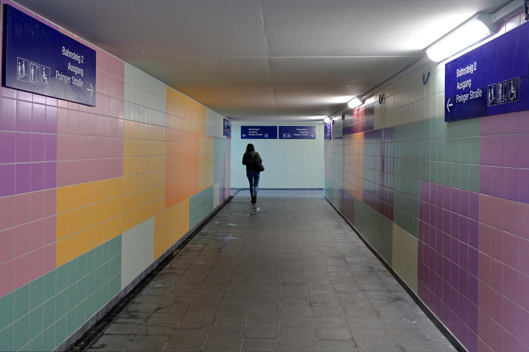 Eine Person läuft durch die Unterführung am Zukunftsbahnhof Heimstetten nach der Aufwertung.