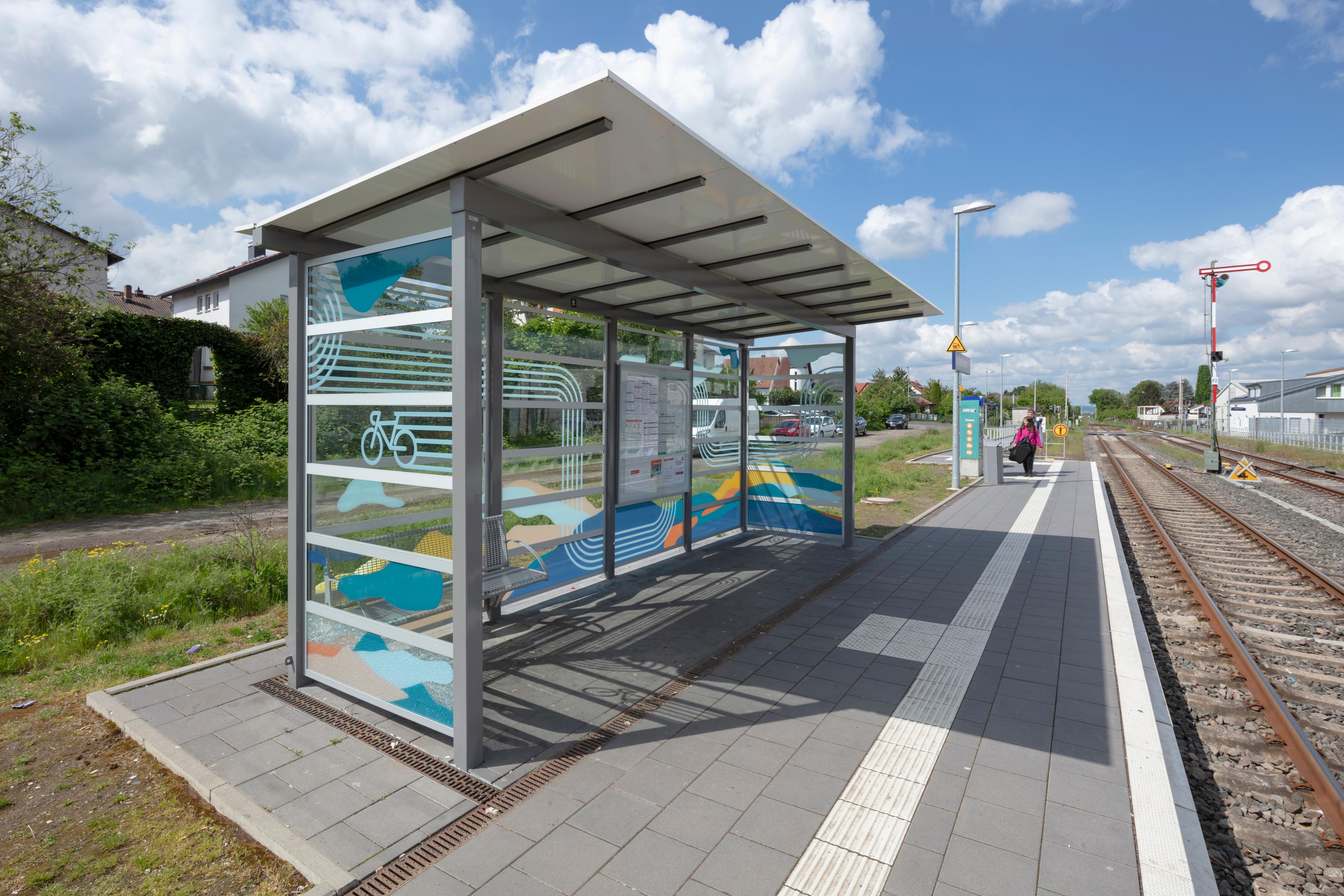 Der Blick auf das Wetterschutzhäuschen des Bahnhofs Großen Buseck