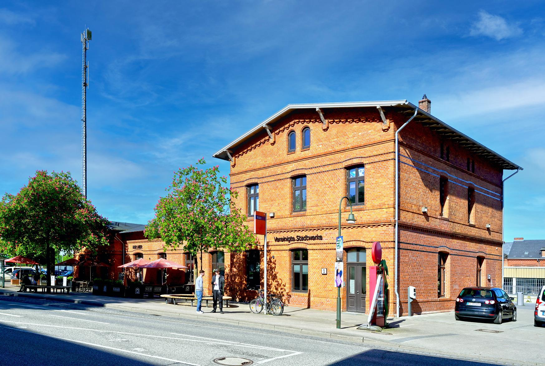 Der Blick auf das Empfangsgebäude des Bahnhofs Mölln (Lauenburg) nach der Aufwertung. 