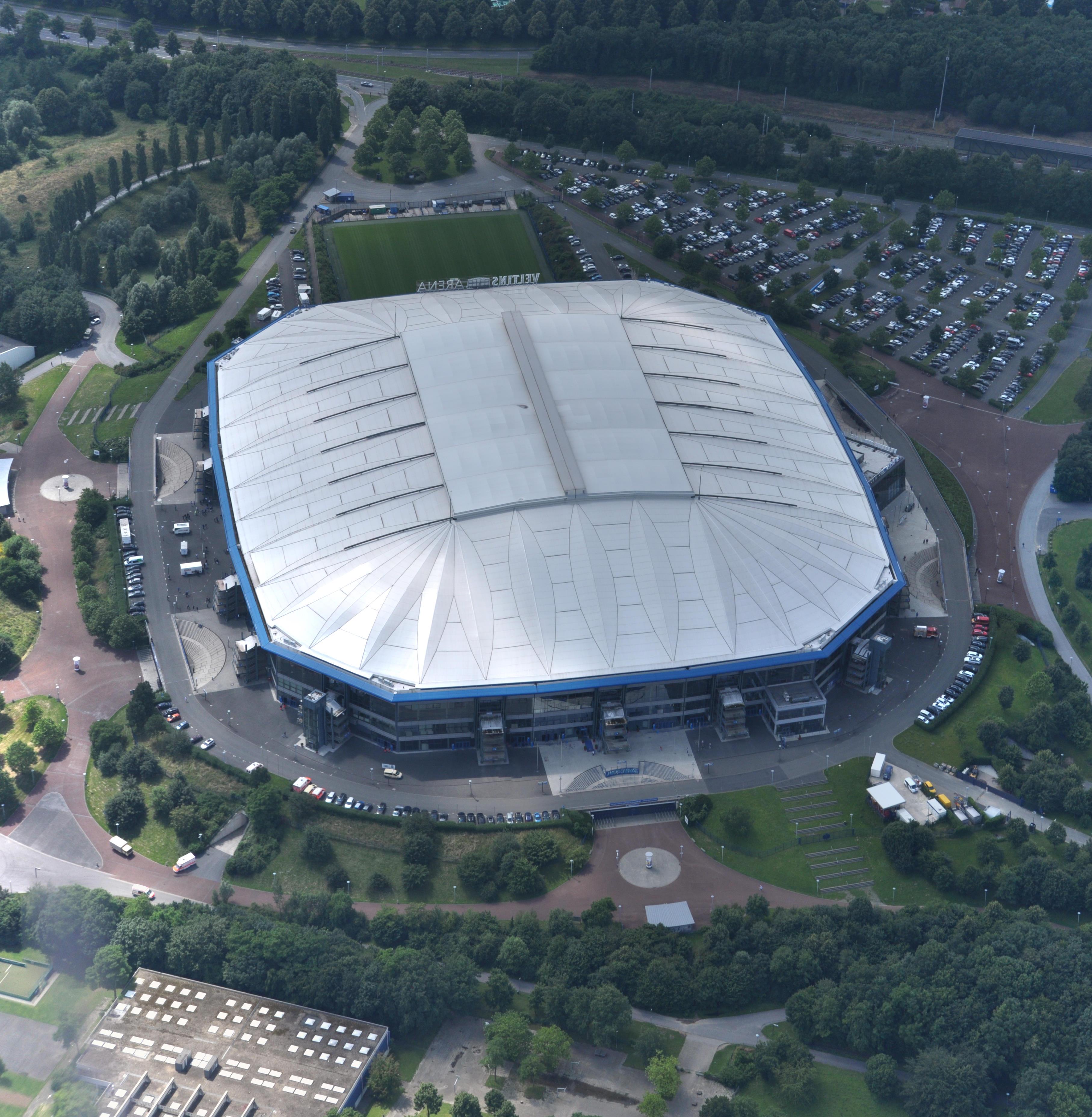 Die Arena AufSchalke ist umgeben von Bäumen und Parkplätzen.