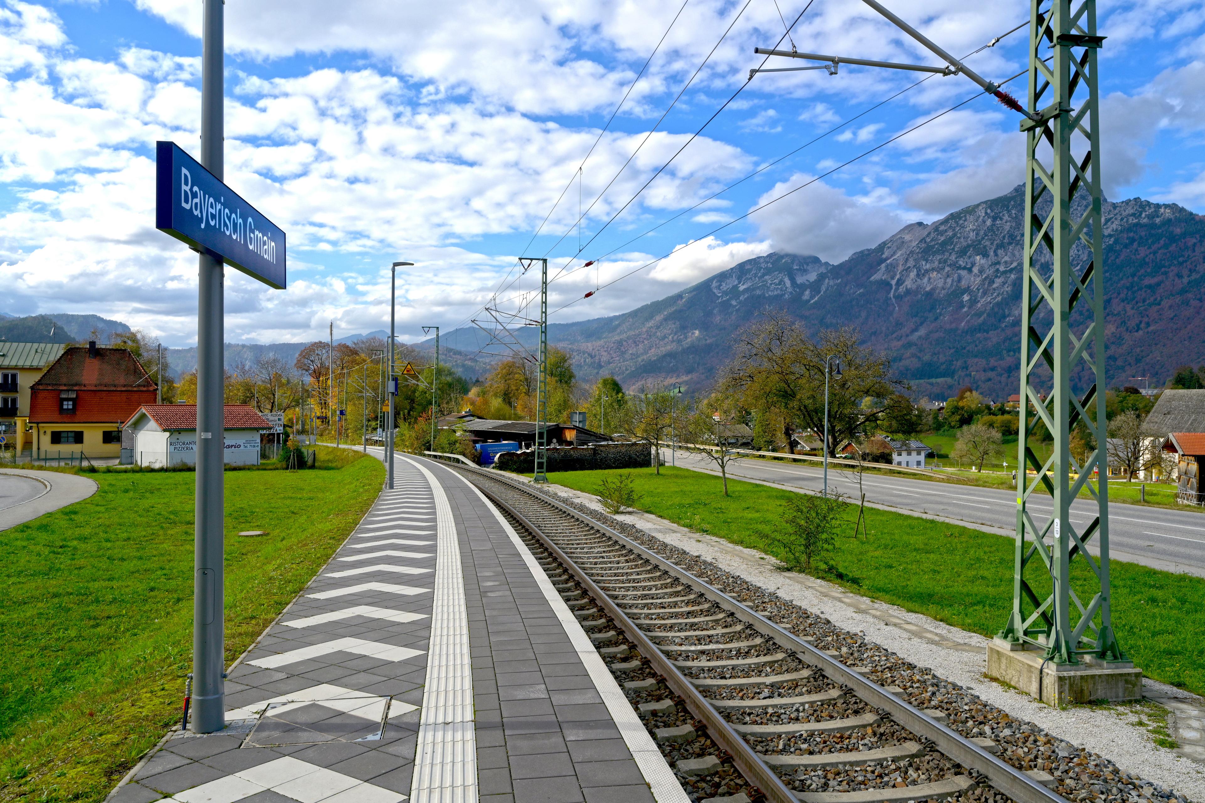 Der Blick auf den barrierefreien Bahnsteig des Bahnhofs Bayerisch Gmain nach der Neugestaltung.