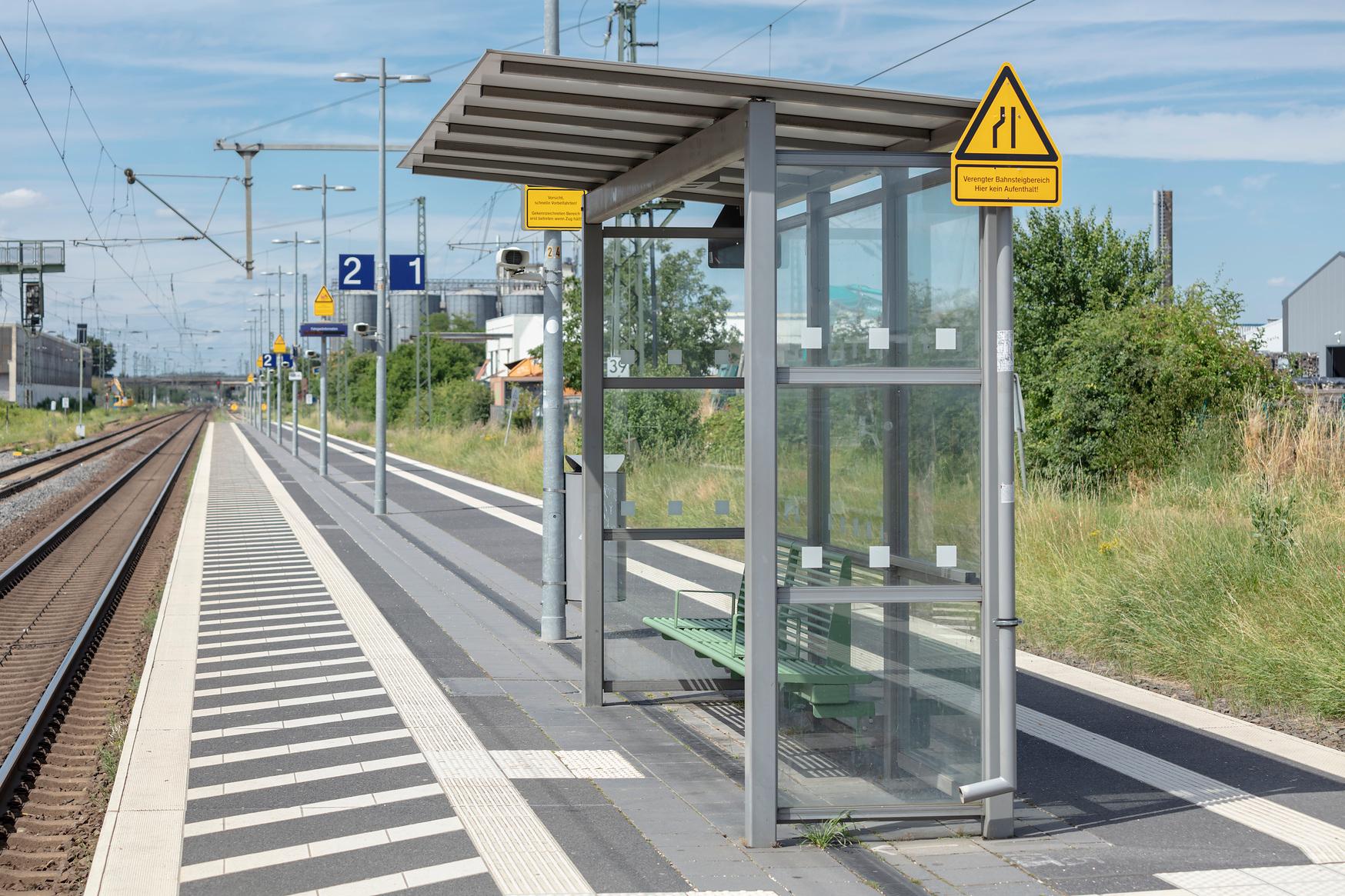 Wetterschutzhäuschen am Bahnsteig.