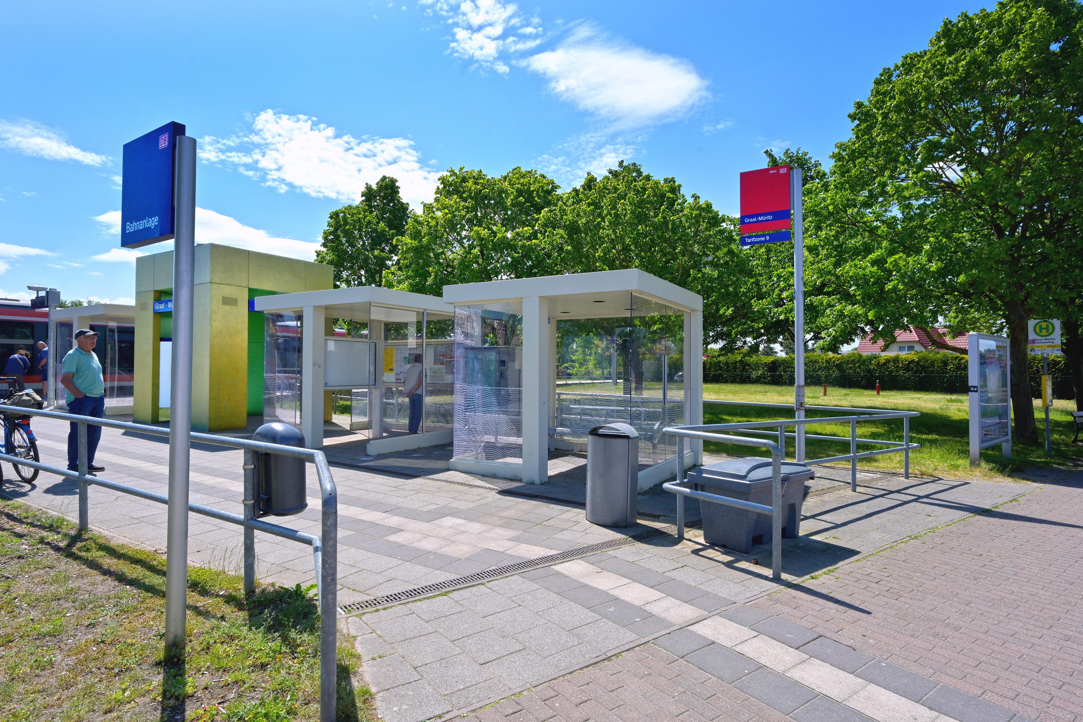 Der Blick auf neugestaltete Elemente auf dem Vorplatz des Bahnhofs Graal-Müritz.