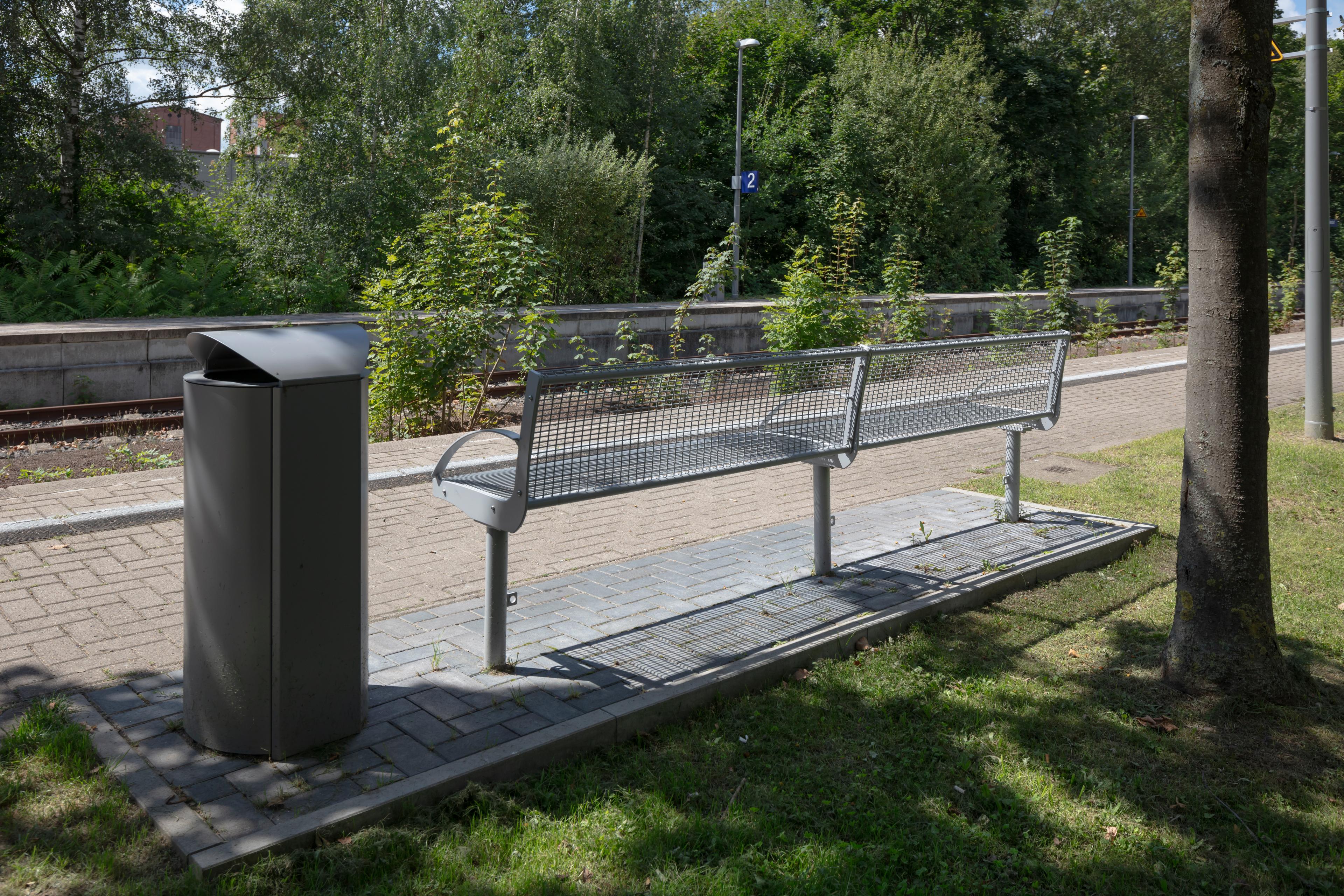 Sitzgelegenheit (Rückseite) an einem Bahnsteig des Bahnhofs Hessisch Oldendorf nach der Aufwertung.