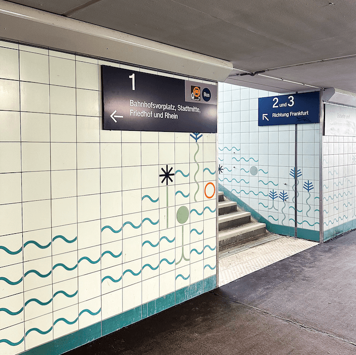 Blick auf die neuen, bedruckten Fliesen der Unterführung am Bahnhof Gernsheim mit ansprechende floralen Motiven.