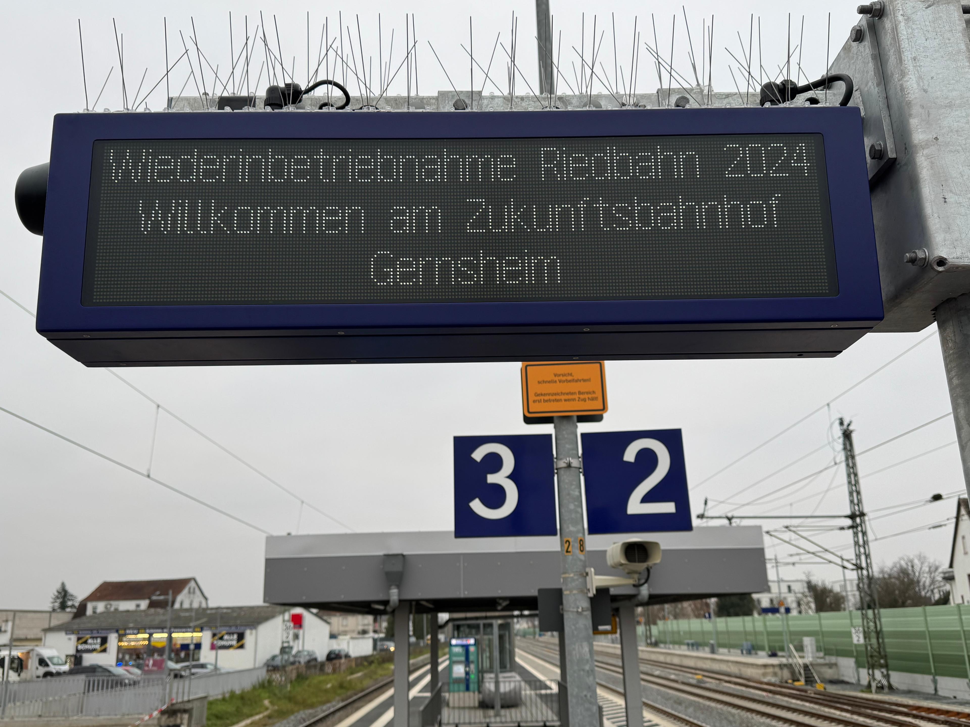 Blick auf einen neuen DSA+ Zugzielanzeiger am modernisierten Zukunftsbahnhof Gernsheim.