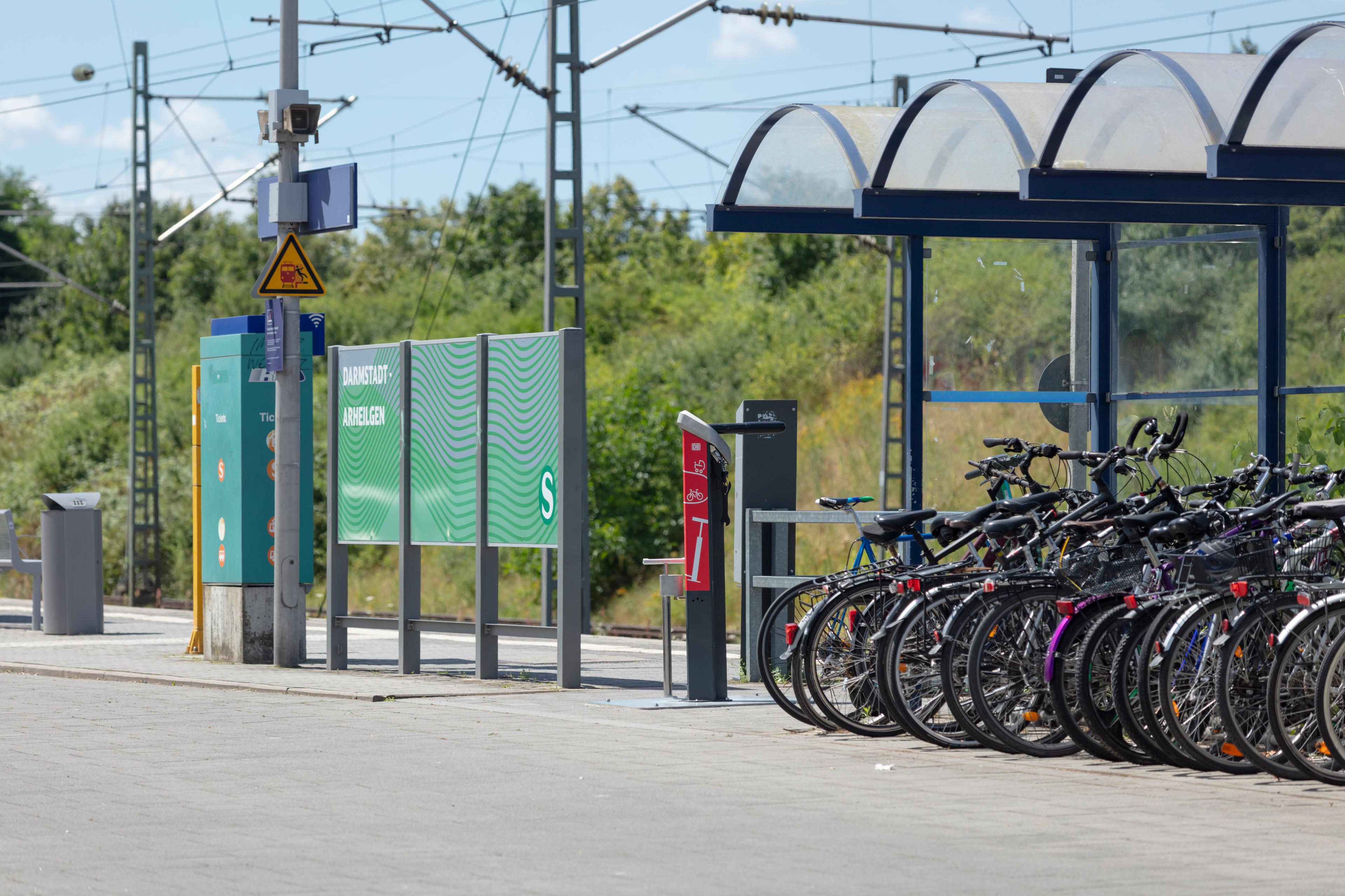 Blick auf die Fahrradabstellanlage des Bahnhofs Darmstadt-Arheilgen nach der Aufwertung.