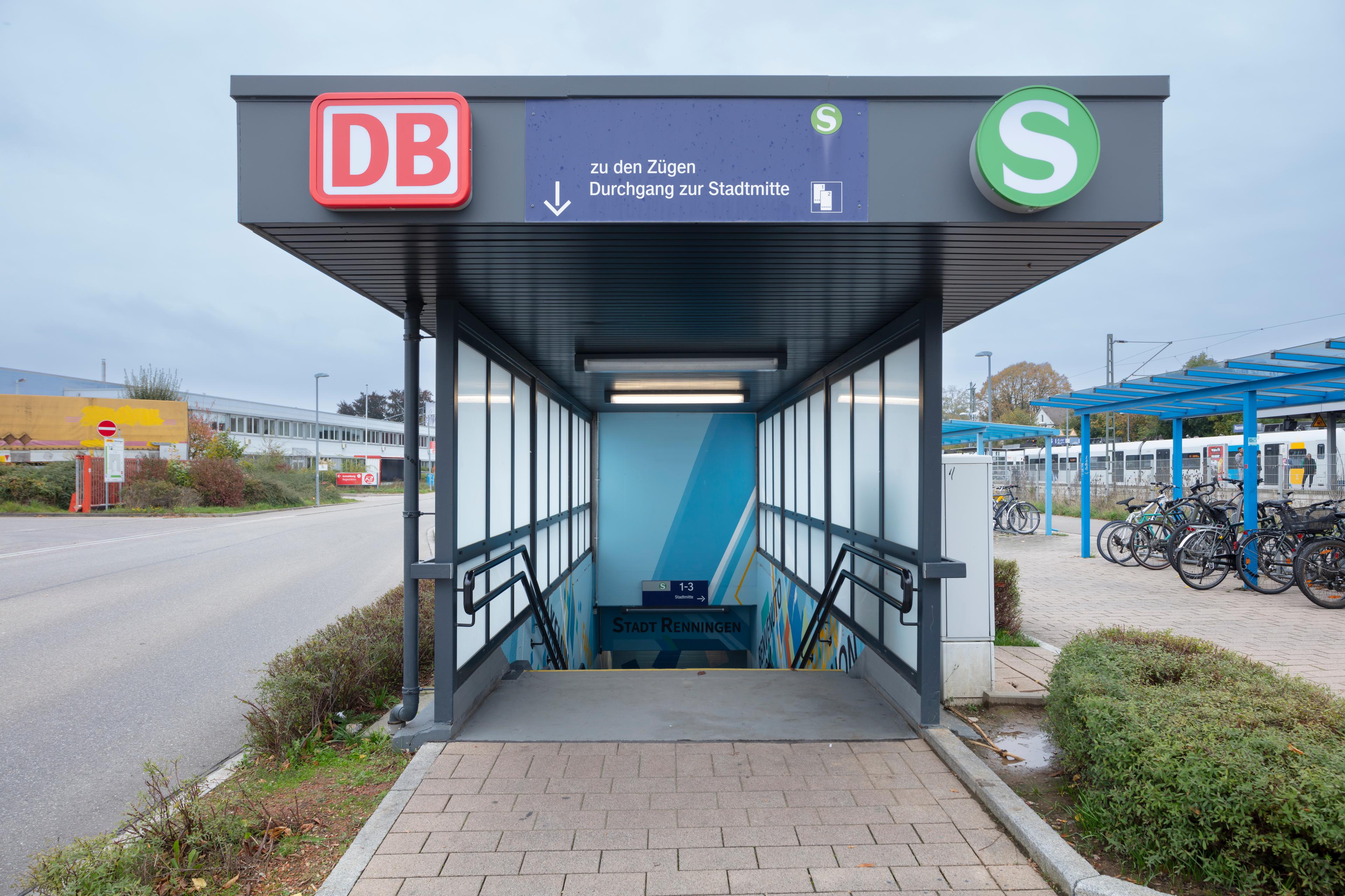 Der Blick auf einen Zugang zur Personenunterführung des Bahnhofs Renningen nach der Sanierung.