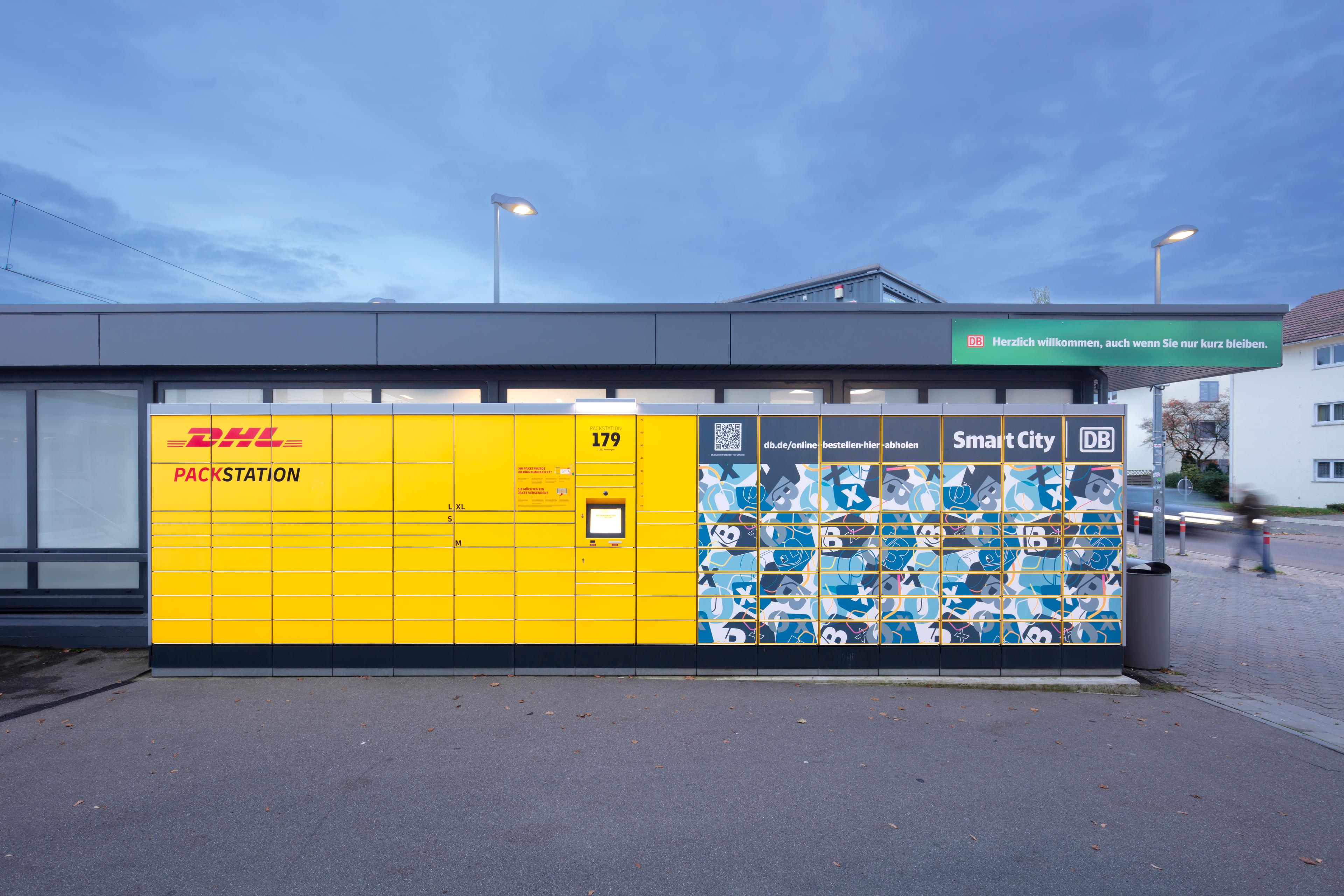 Der Blick auf die DHL-Packstation am Bahnhof Renningen.