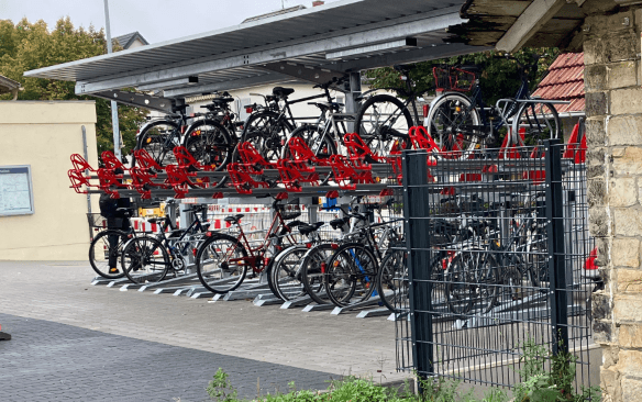 Blick auf die frisch errichtete neue Fahrradabstellanlage. 