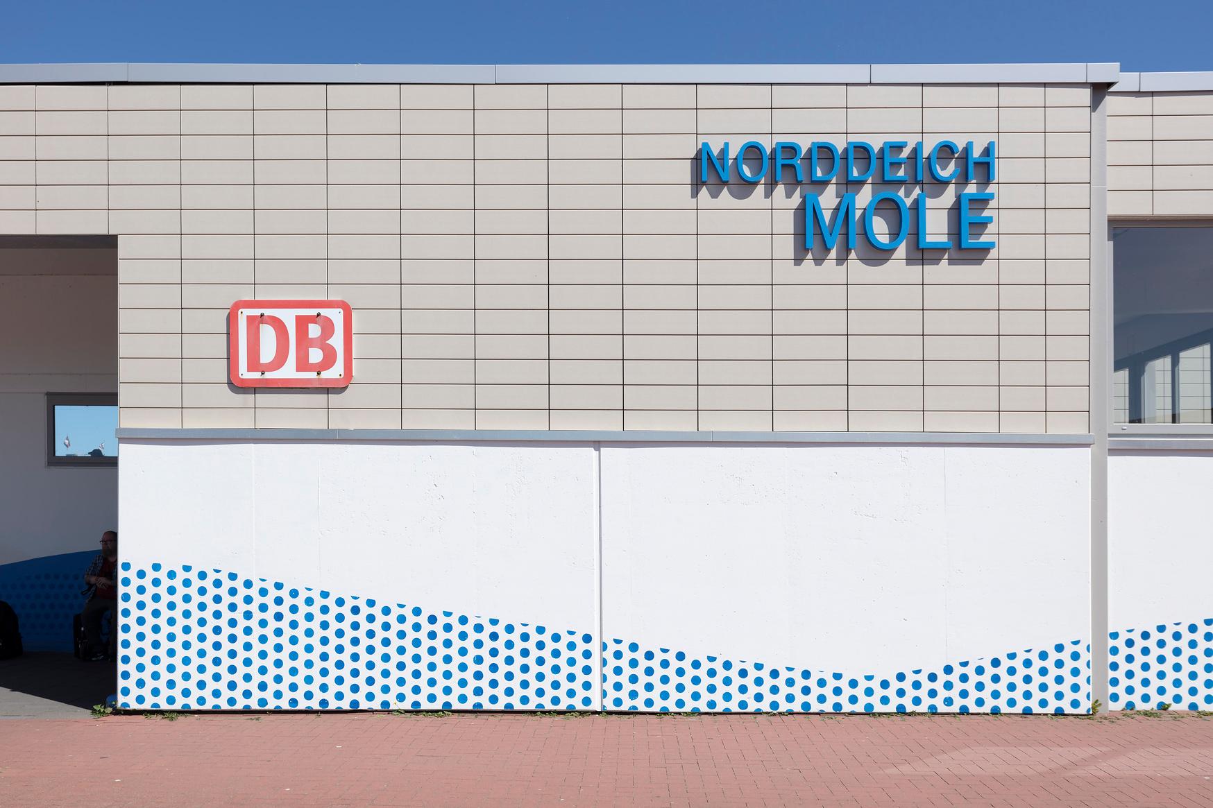 Neue Gestaltung der Fassade am Bahnhof Norddeich Mole.