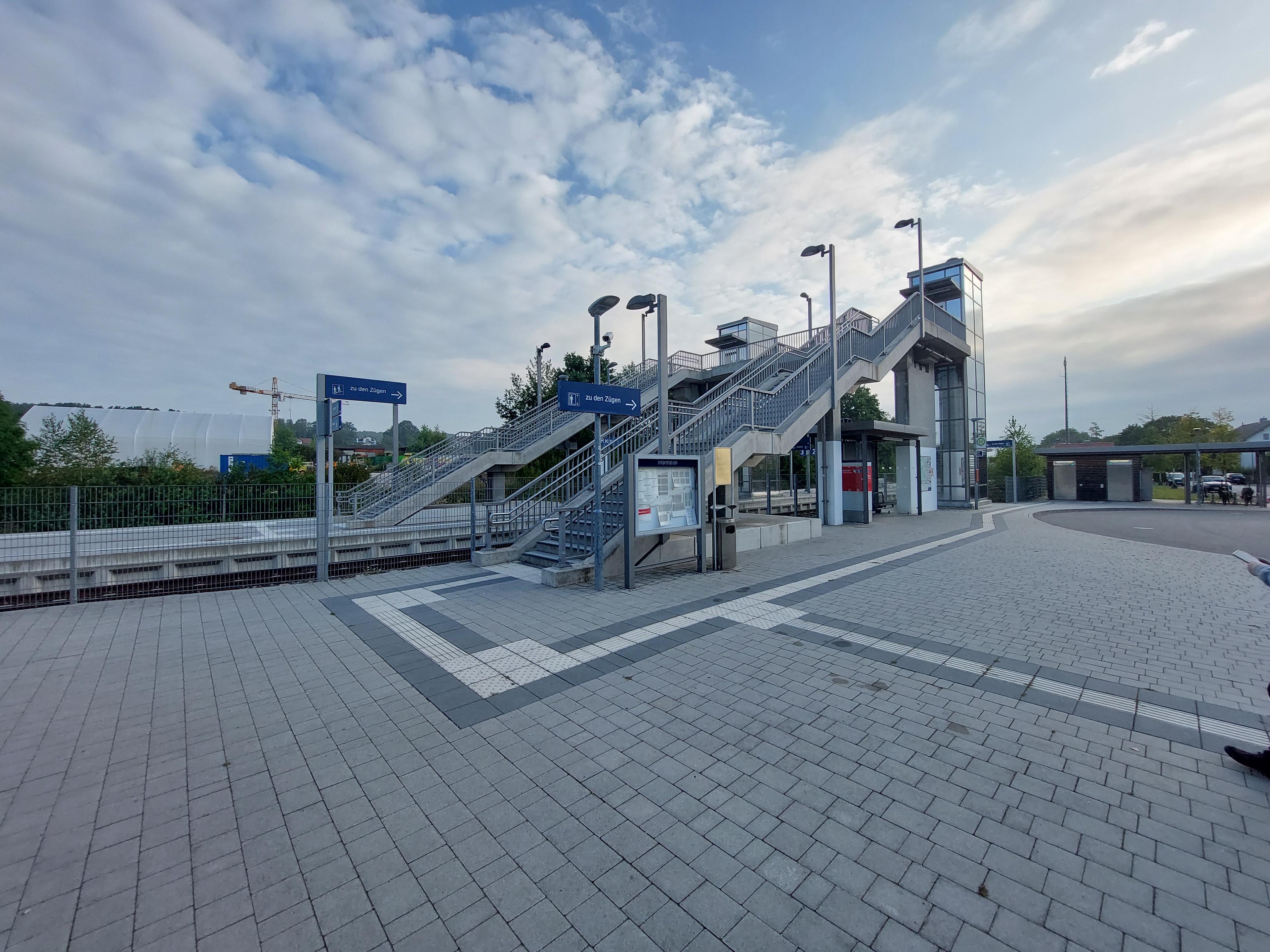 Treppen- und Aufzugsanlagen mit durchgängigem taktilen Leitstreifen vor der Umgestaltung.