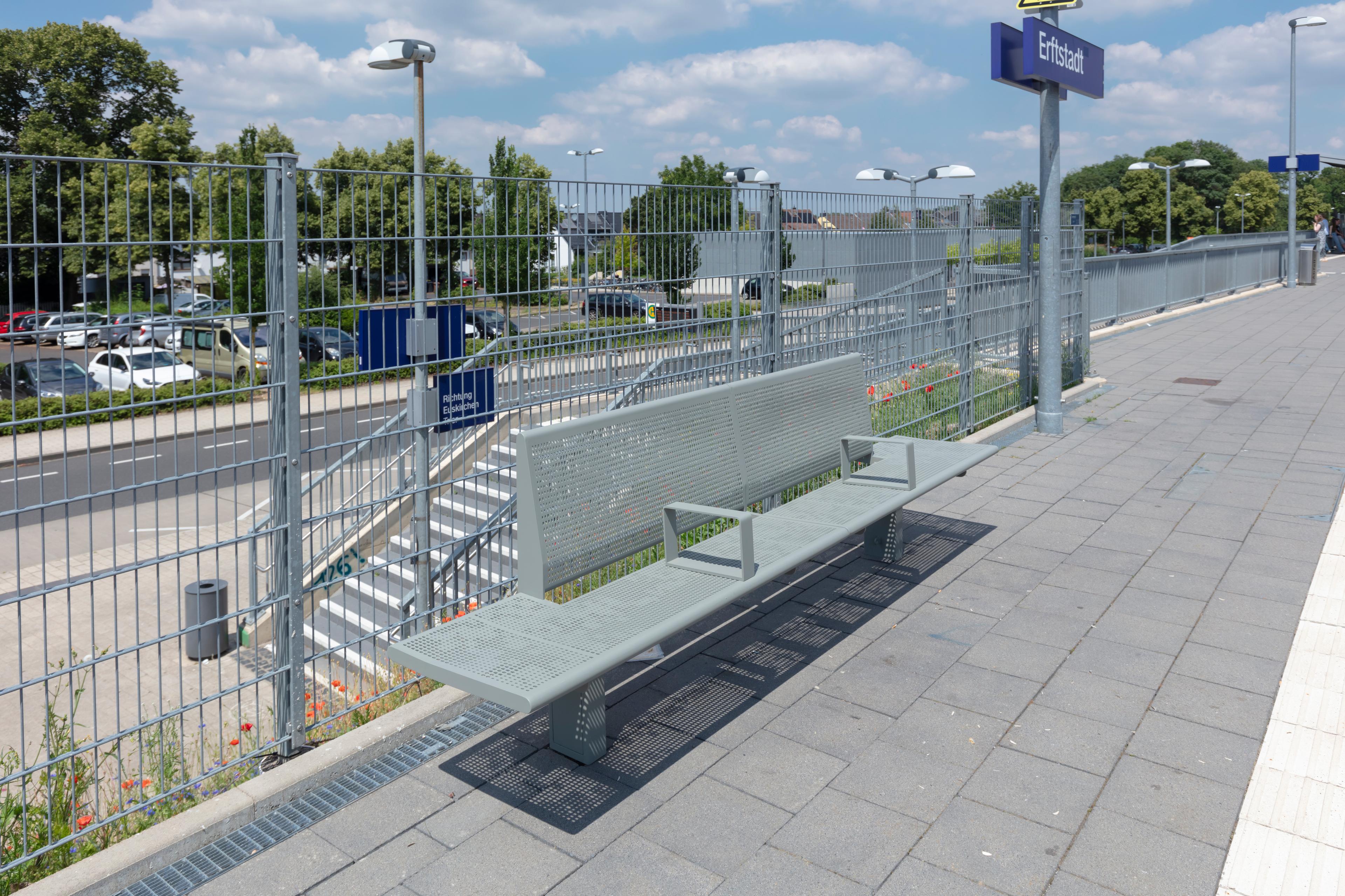 Blick auf die neuen modernen Sitzgelegenheiten  am Bahnhof Erftstadt. 