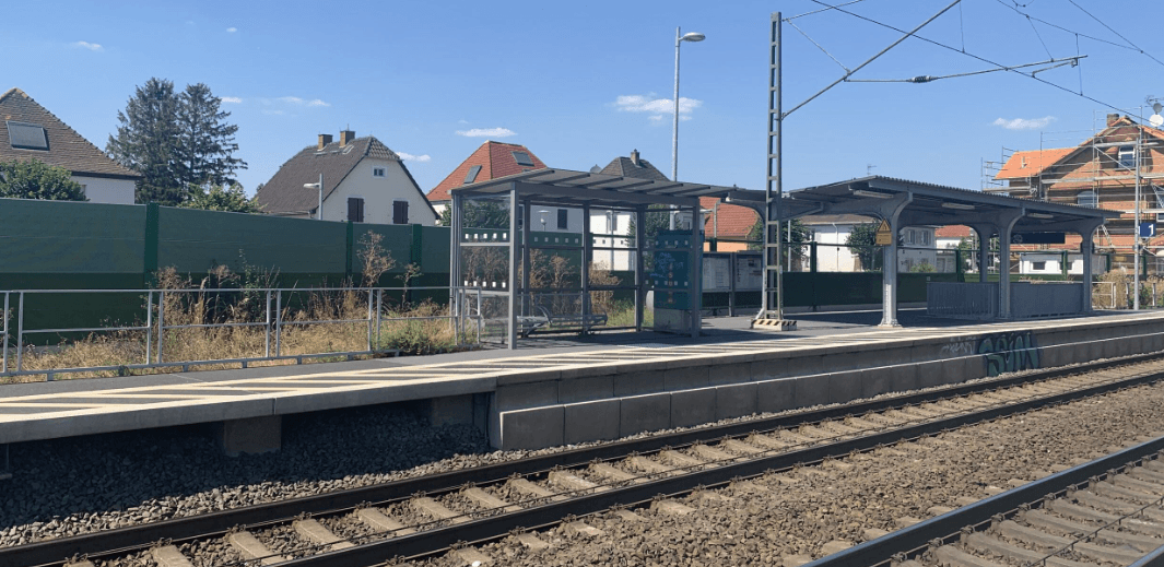 Blick auf das alte Wetterschutzhäuschen vor der Erneuerung. 