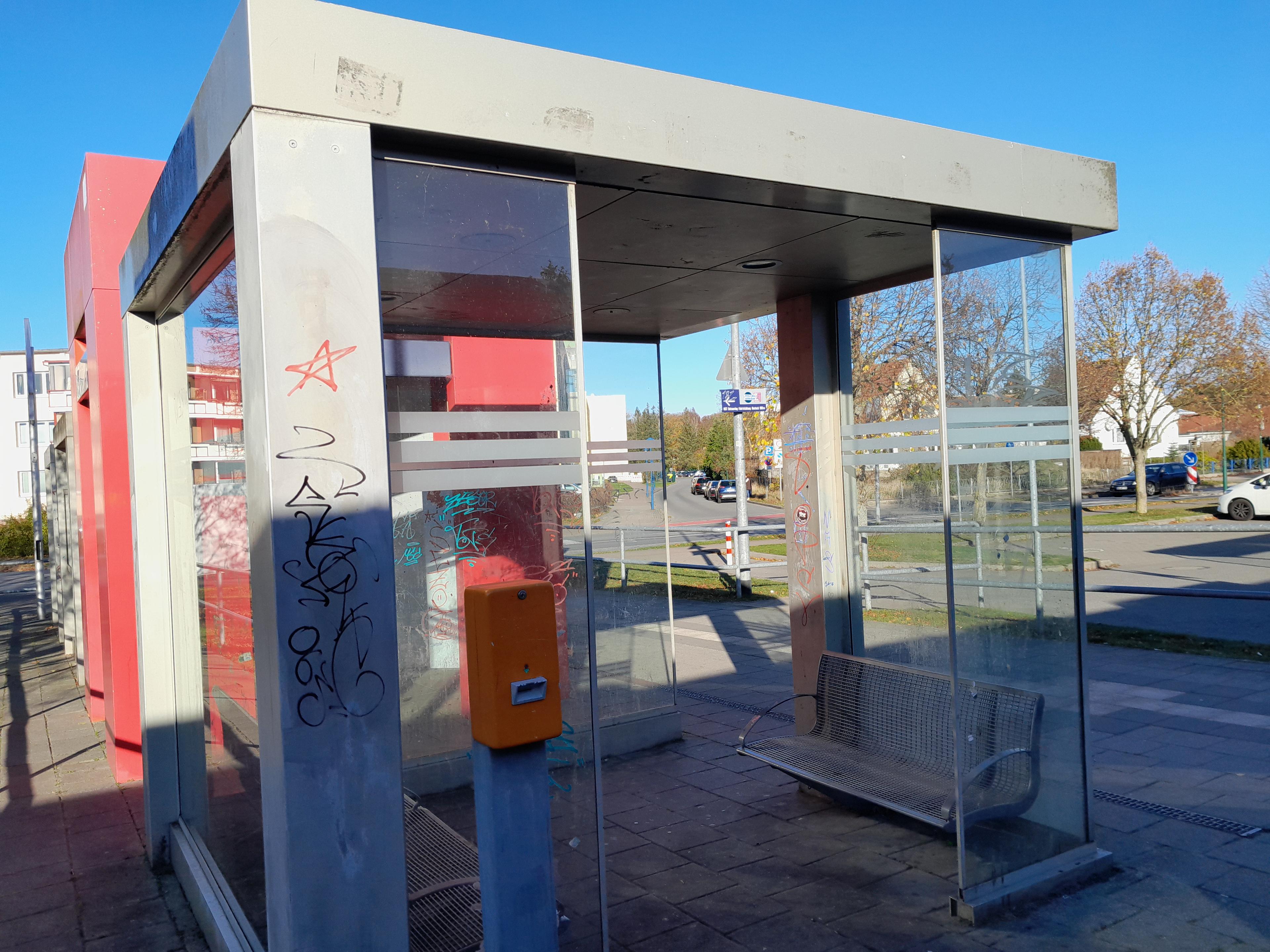 Der Blick auf ein Wetterschutzhaus am Bahnhof Graal-Müritz vor dessen Aufwertung. 