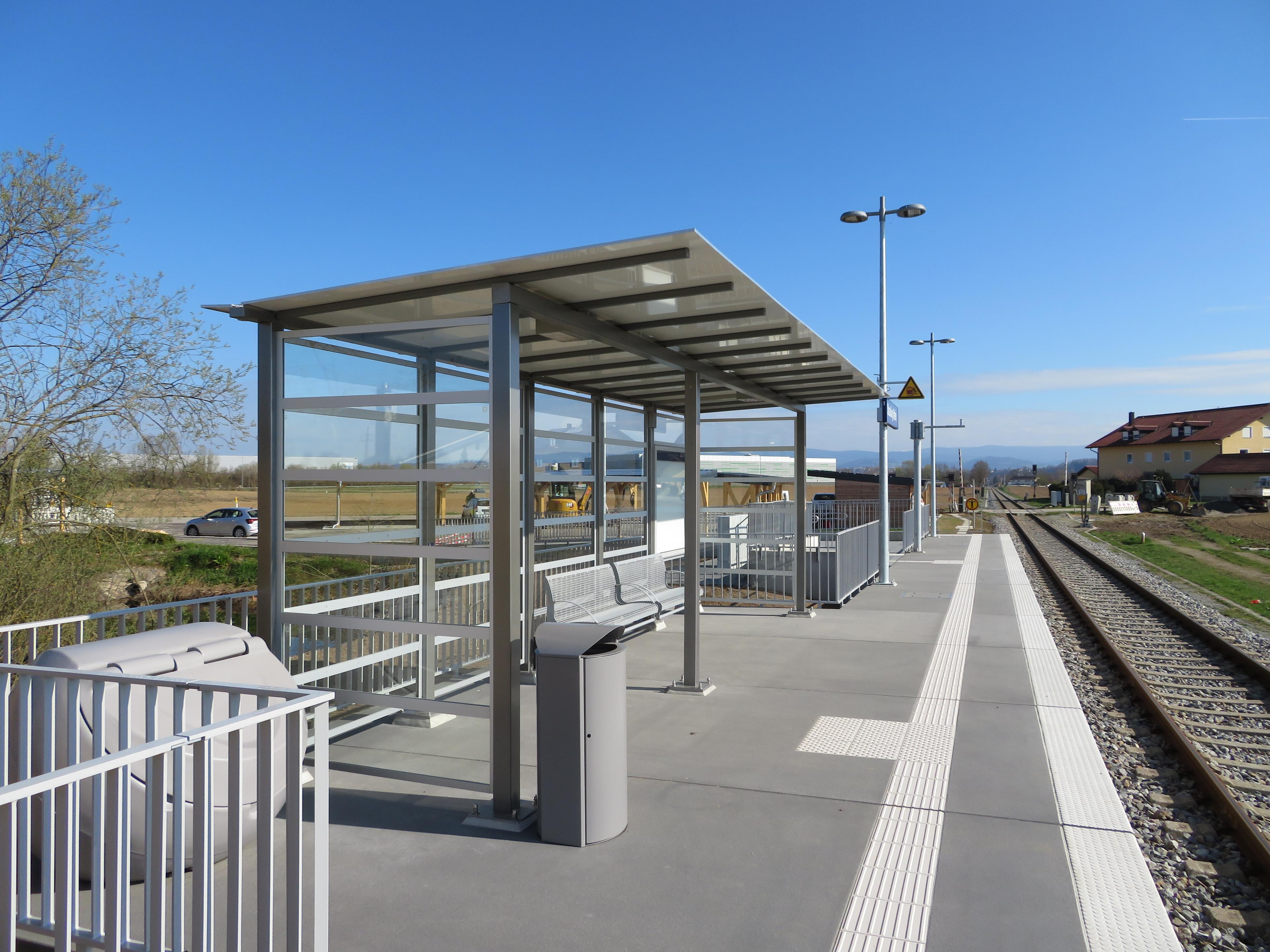 Der Bahnsteig des neuen Zukunftsbahnhofs Straubing Hafen ist barrierefrei erreichbar.