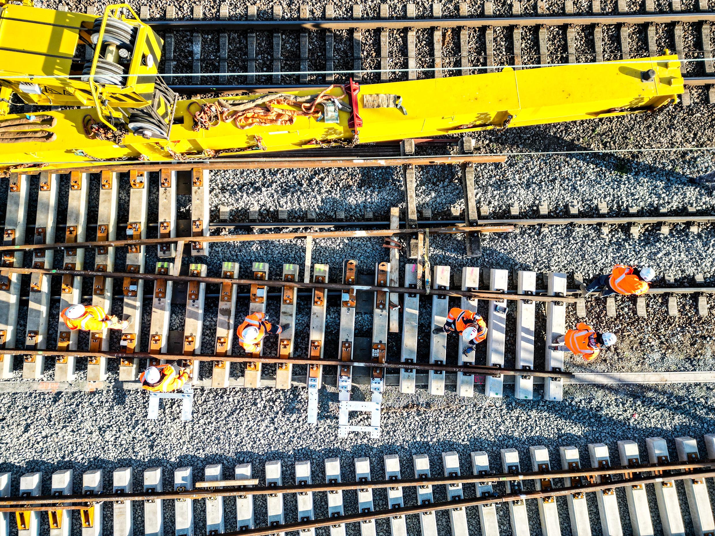 Ein gelber Schienendrehkran bei Gleisbauarbeiten in Mannheim.