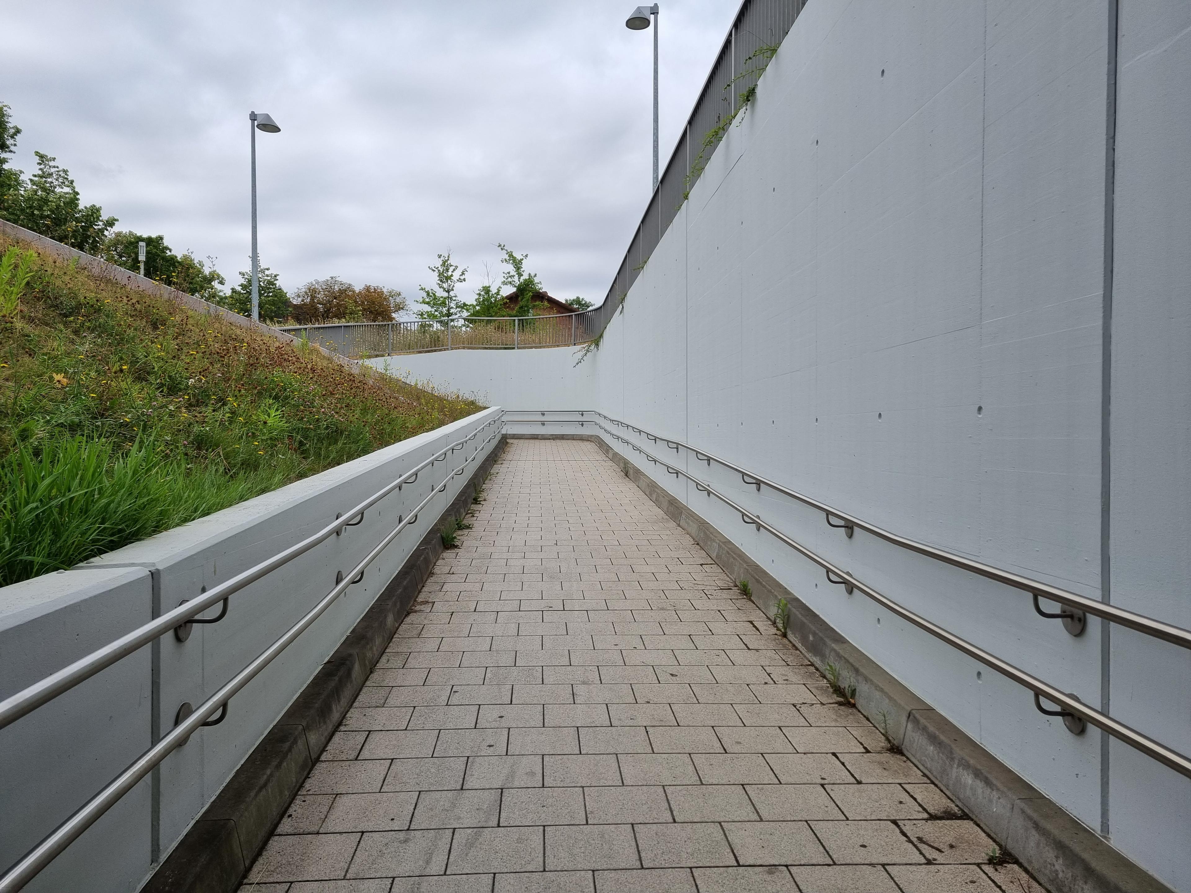 Blick auf die Rampe am Bahnhof Apolda vor der Sanierung