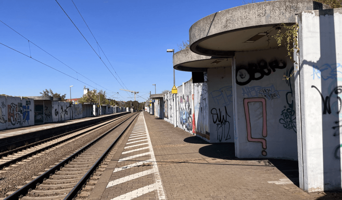 Lärmschutzwand und Wetterschutzbauten am Bahnhof Mannheim-Neckarstadt vor Neugestaltung.