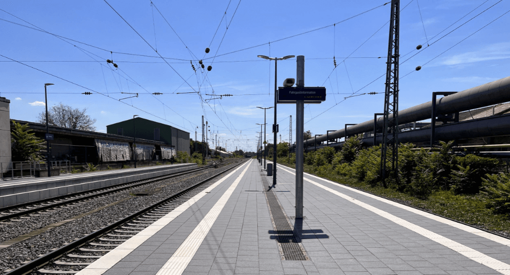 Alter einzeiliger Schriftanzeiger am Bahnsteig.