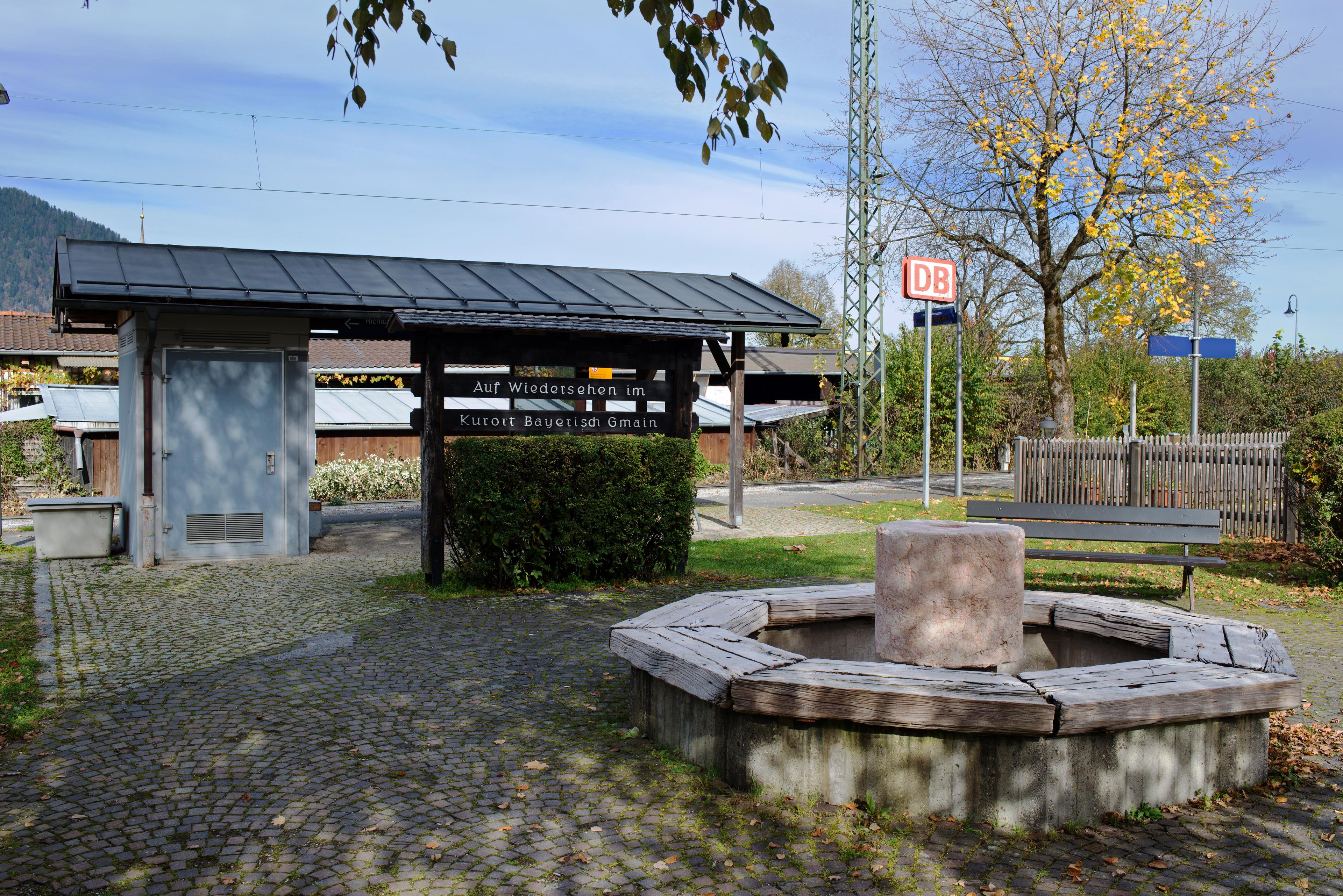 Blick auf das Wetterschutzhaus am Bahnhof Bayerisch Gmain vor der Aufwertung.