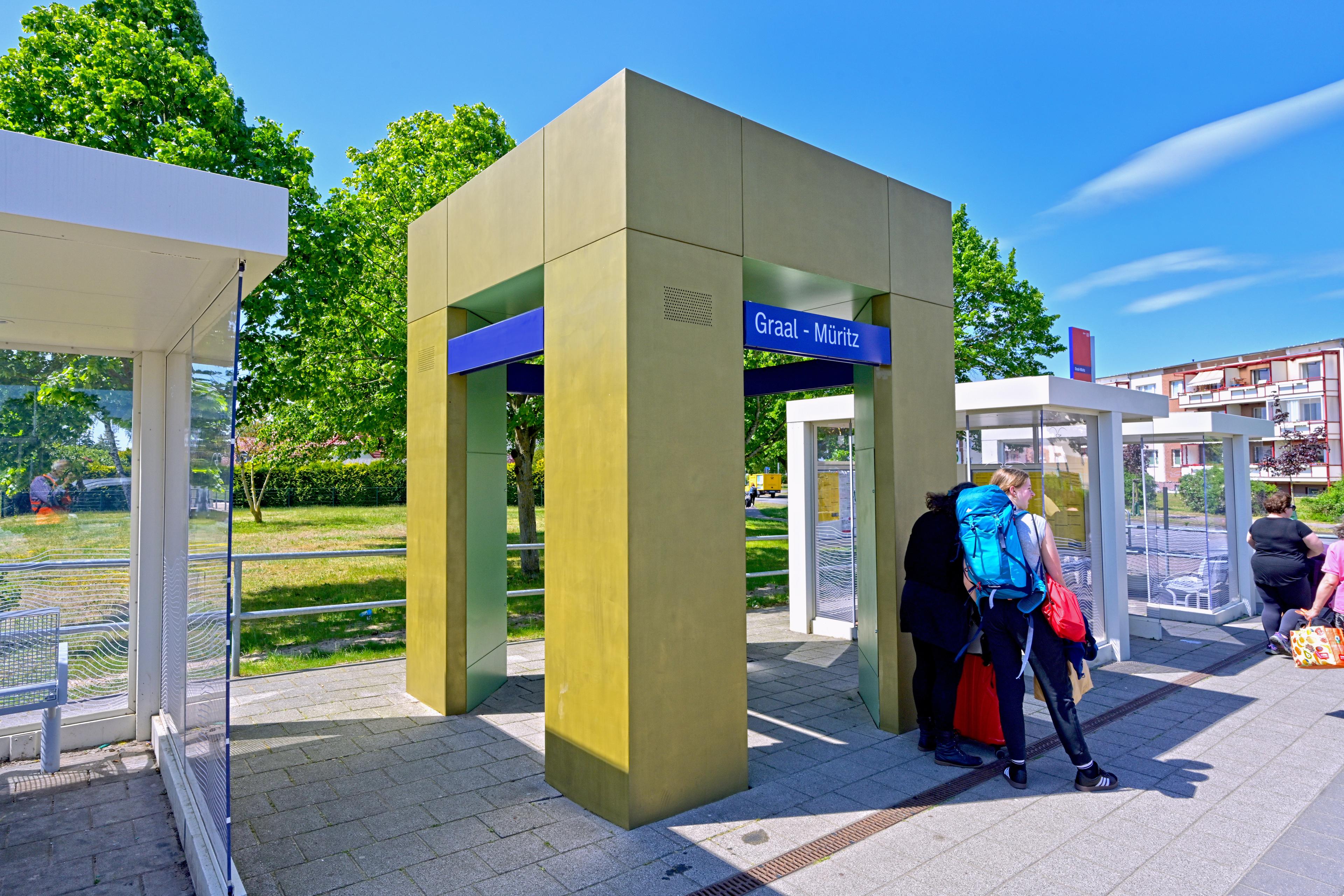  Neugestalteter DB Pluspunkt am Bahnhof Graal-Müritz.