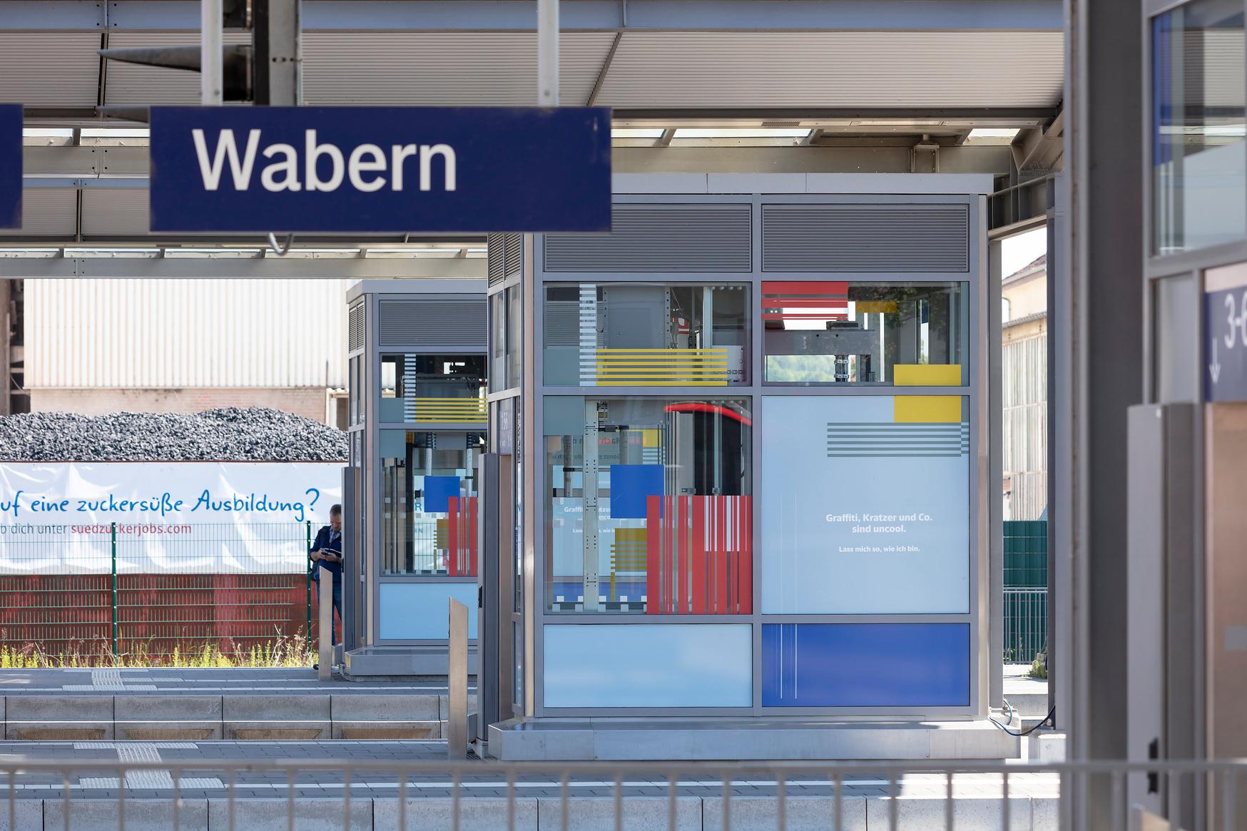 Blick auf neugestaltete Fahrstuhleinhausungen am Bahnsteig in Wabern.