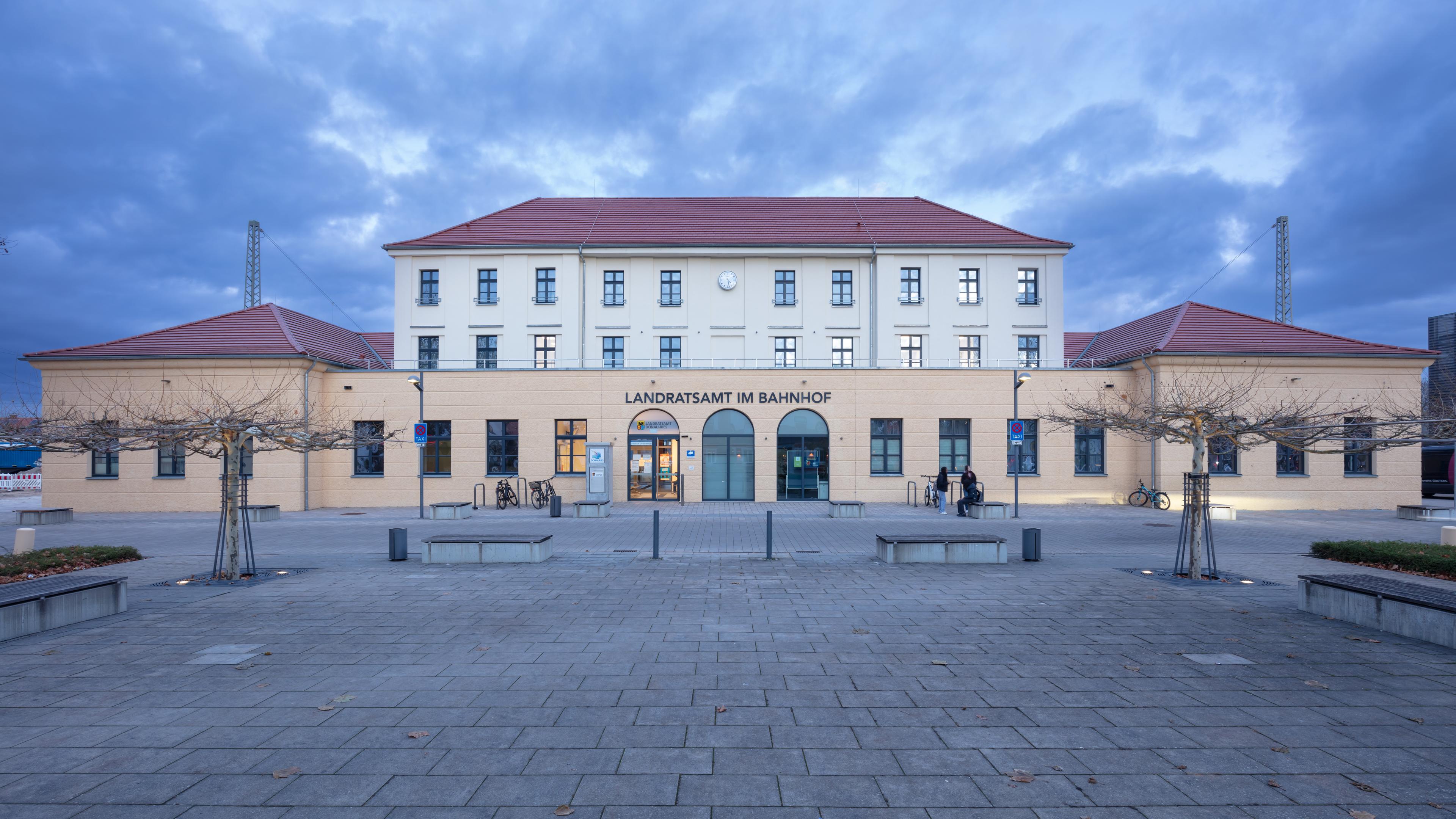 Das Empfangsgebäude des Bahnhof Nördlingen.