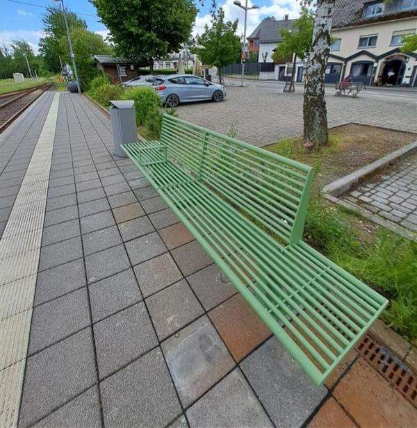 Sitzbank am Bahnhof Emmelshausen.