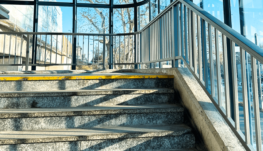 Neu gestrichenes Geländer im Innern des Treppenturms am Bahnhof Mannheim-Neckarstadt.