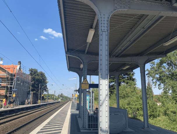 Blick auf den Bahnsteig noch ohne Anlehnmöbel. 