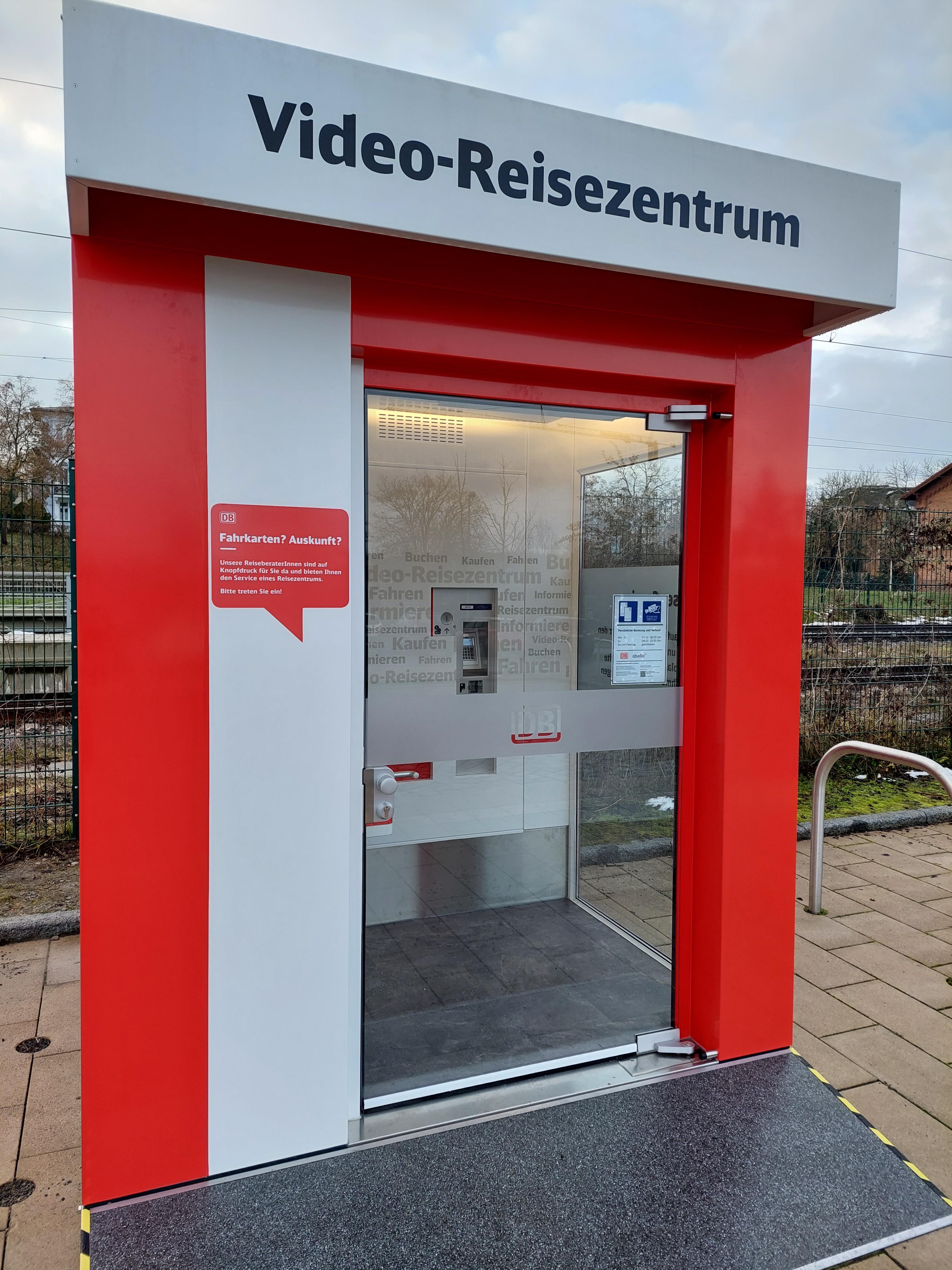 Blick auf das neue Video-Reisezentrum am Bahnhof Apolda.