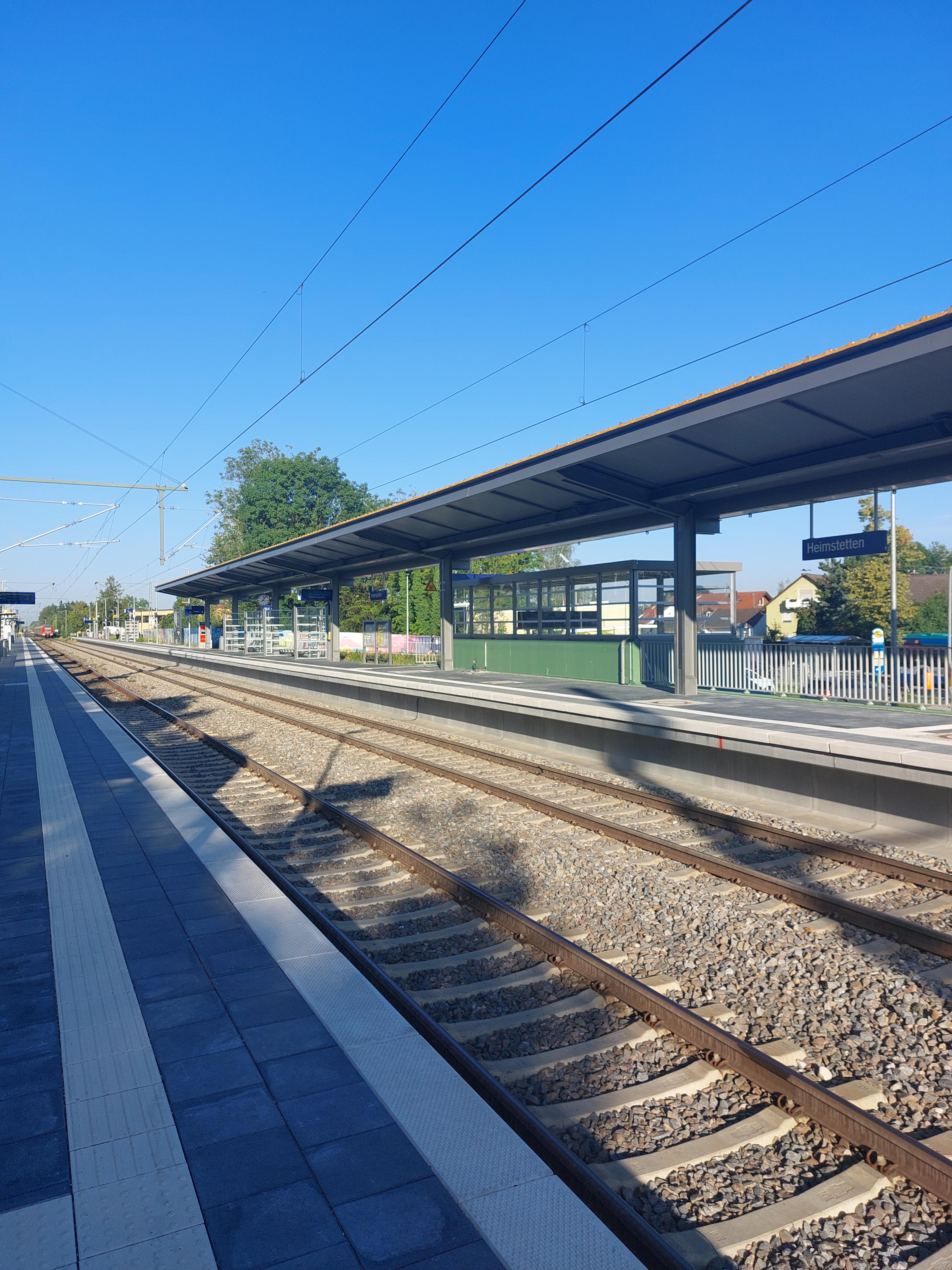 Der Bahnsteig am Zukunftsbahnhof Heimstetten mit neuem Bahnsteigdach. 