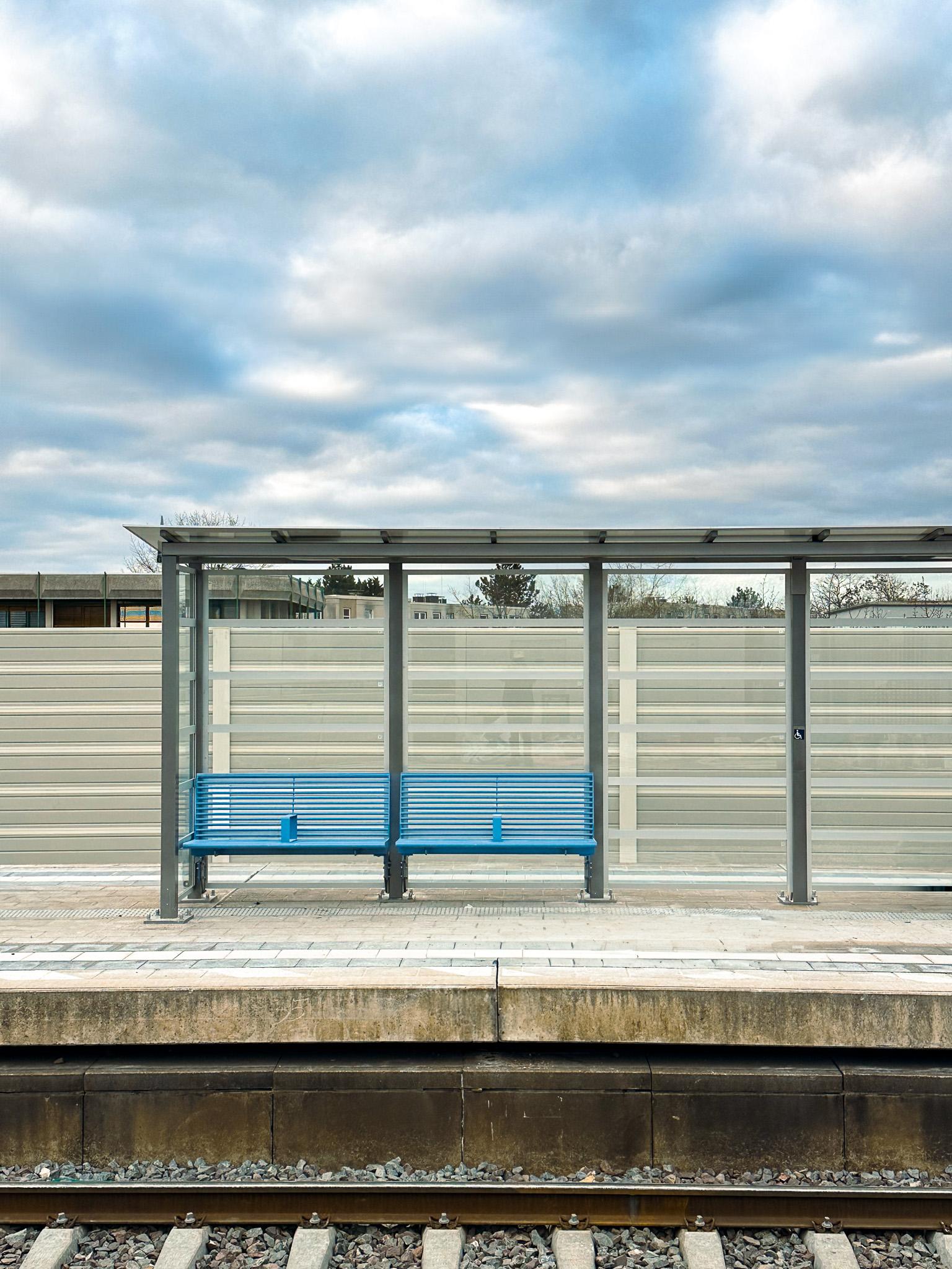 Wetterschutzhäuschen mit neuen Bänken am Bahnsteig.