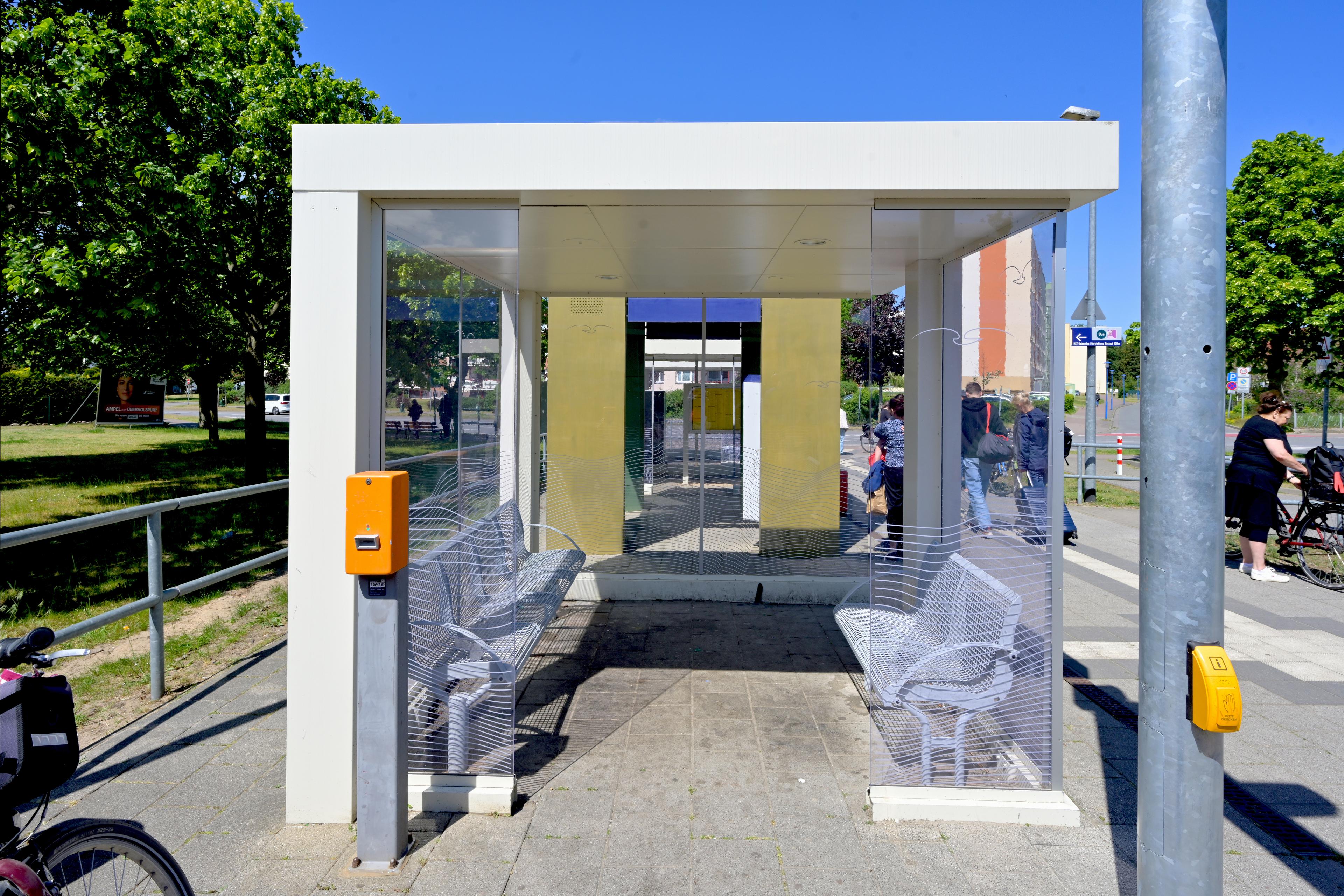 Der Blick auf ein Wetterschutzhaus am Bahnhof Graal-Müritz nach dessen Aufwertung. 