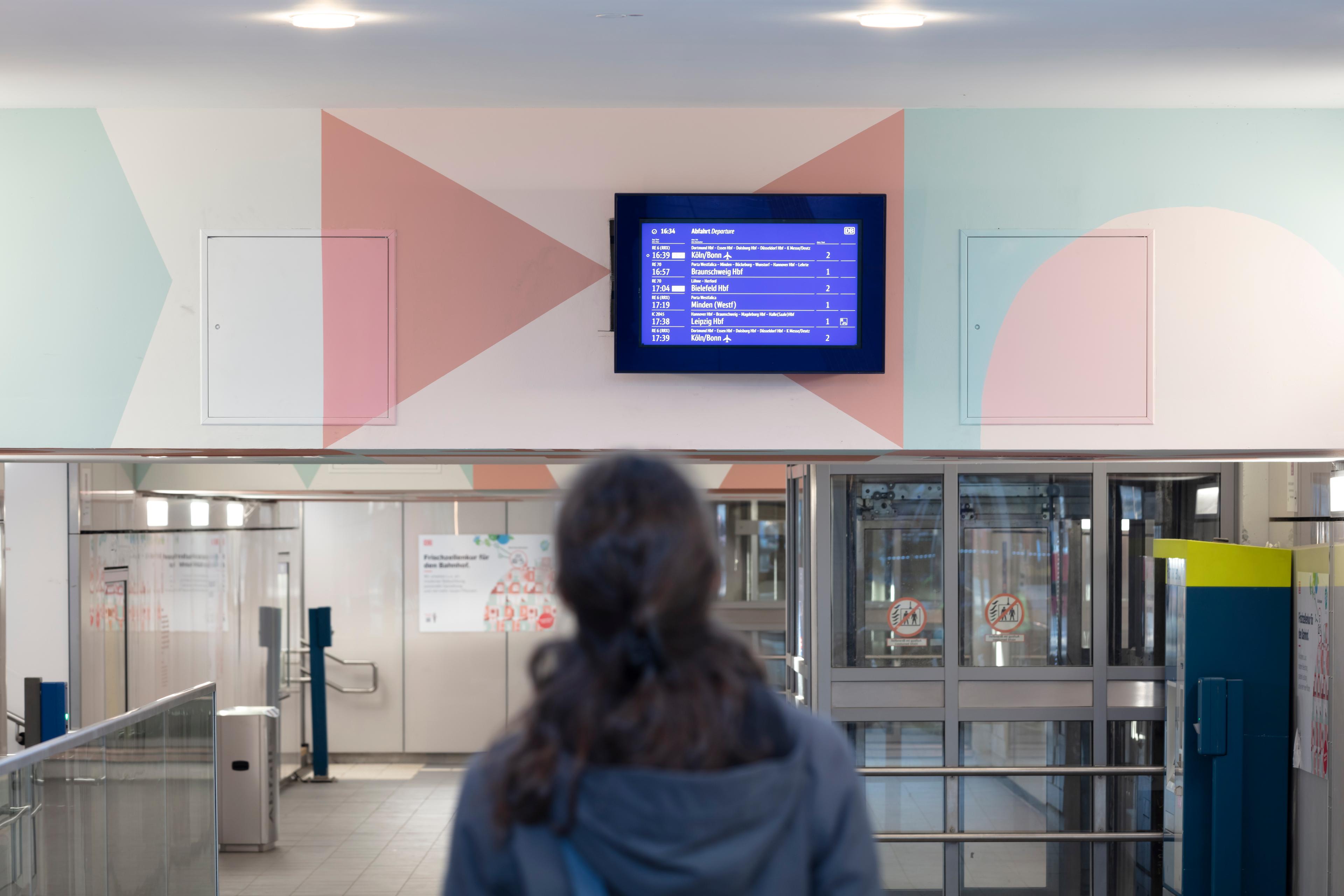 Anzeiger mit Abfahrtsinformationen am neu aufgewerteten Bahnhof Bad Oeynhausen