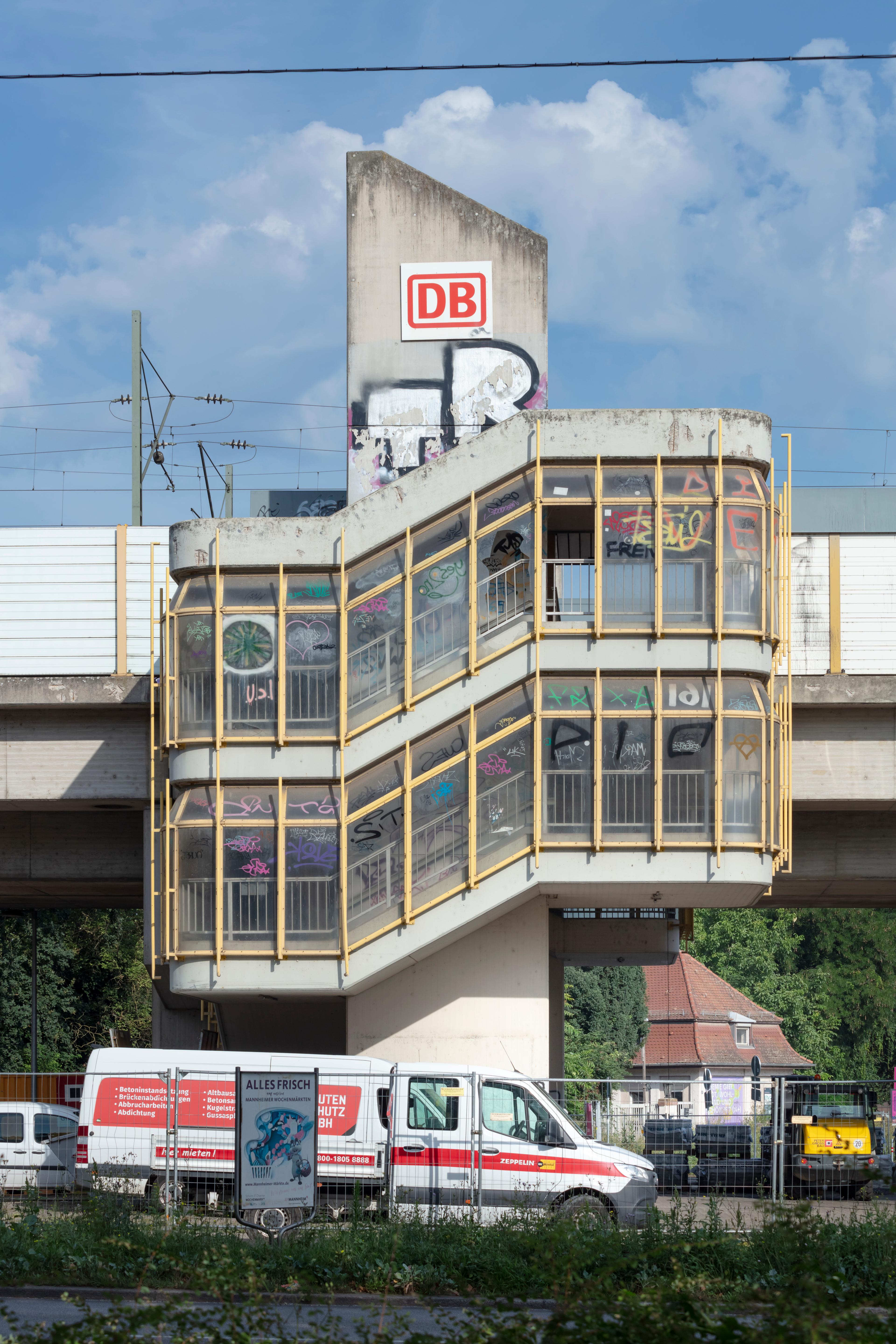 Blick auf den Treppenturm des Bahnhofs Mannheim-Neckarstadt vor der Aufwertung.