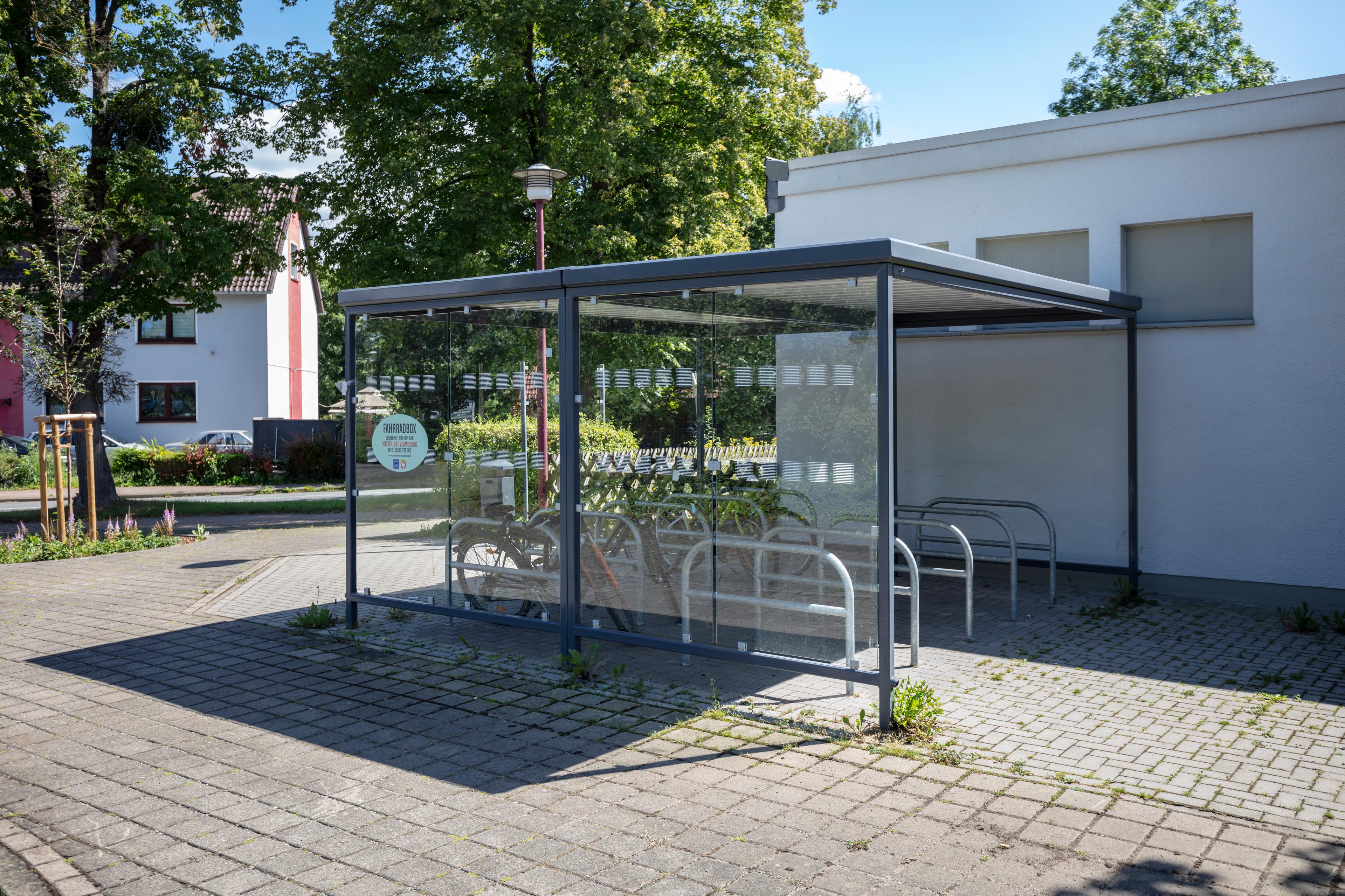 Überdachte Fahrradabstellanlage auf den Bahnhofsvorplatz.