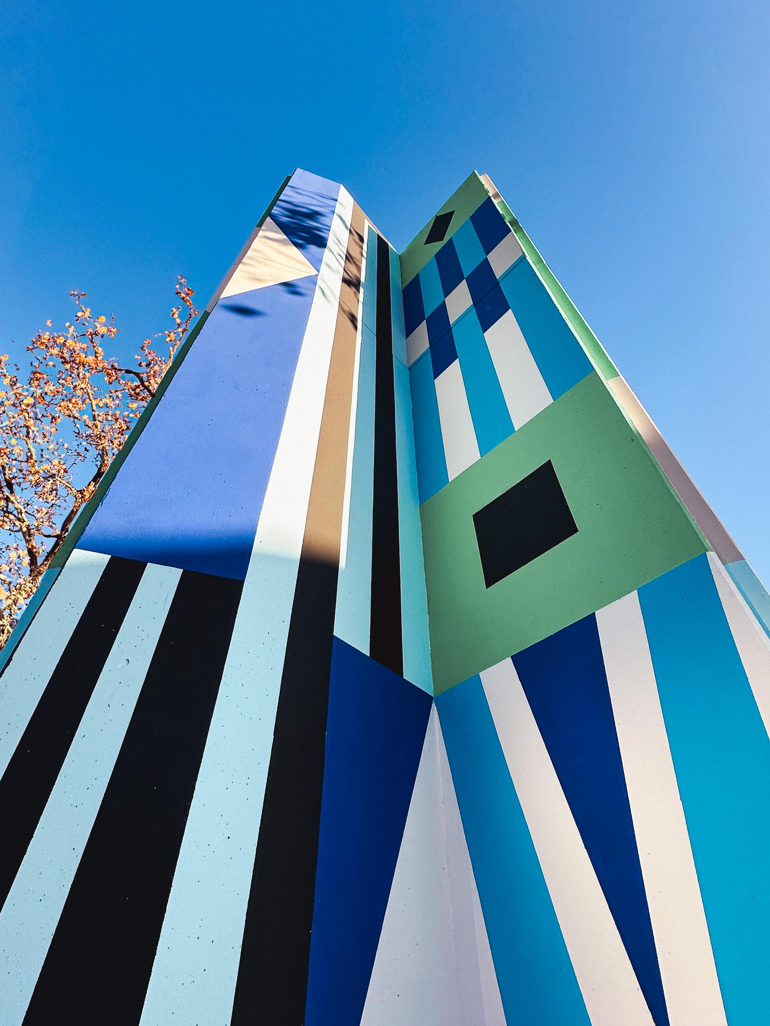 Modernisierte Fassade am Bahnhof Mannheim-Waldhof nach der Aufwertung.